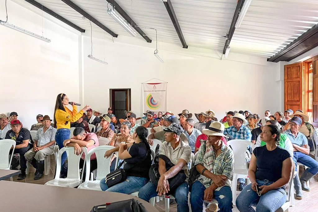 Participants in a training session for coffee-growing families supported by the Chorreritas hydropower project in Colombia.