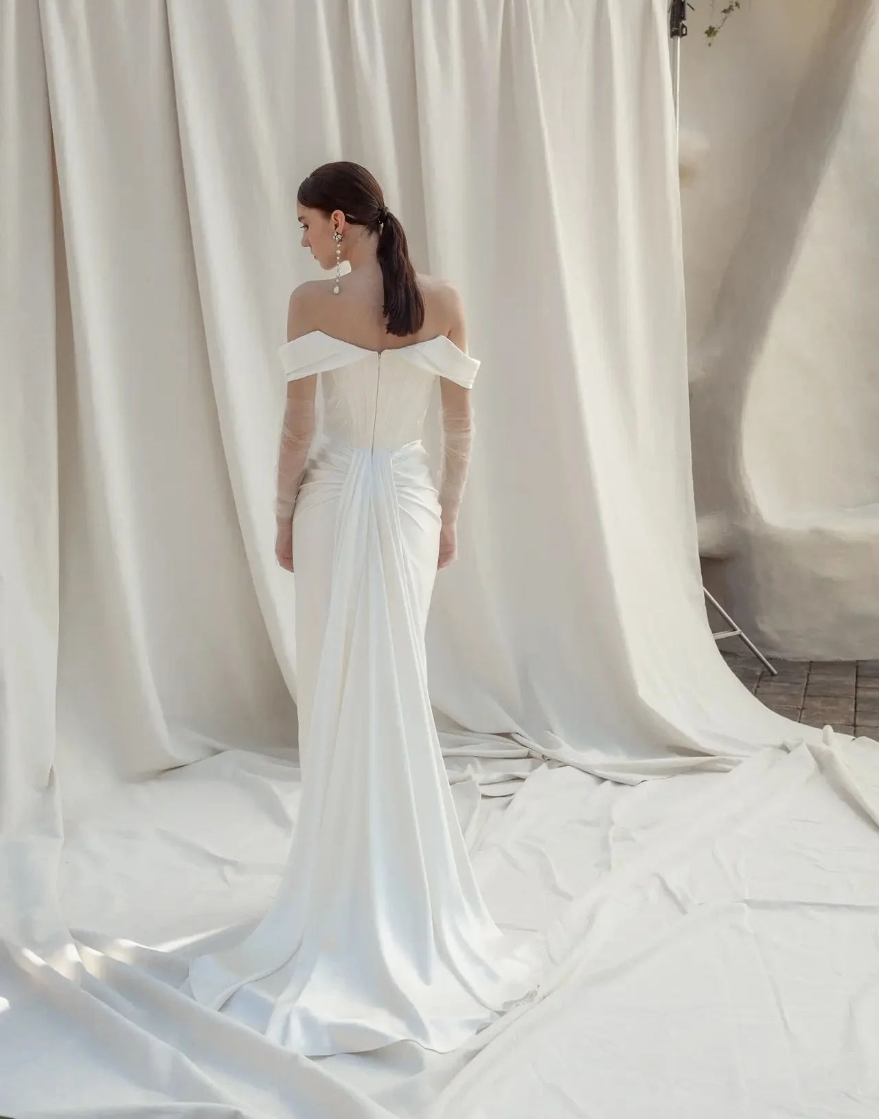 Modern bridal, distilled.

@divineatelier gowns are defined by clean lines, modern silhouettes and an understated sense of drama - designed for brides drawn to simplicity with intention.

Each gown is thoughtfully considered, allowing the design to s