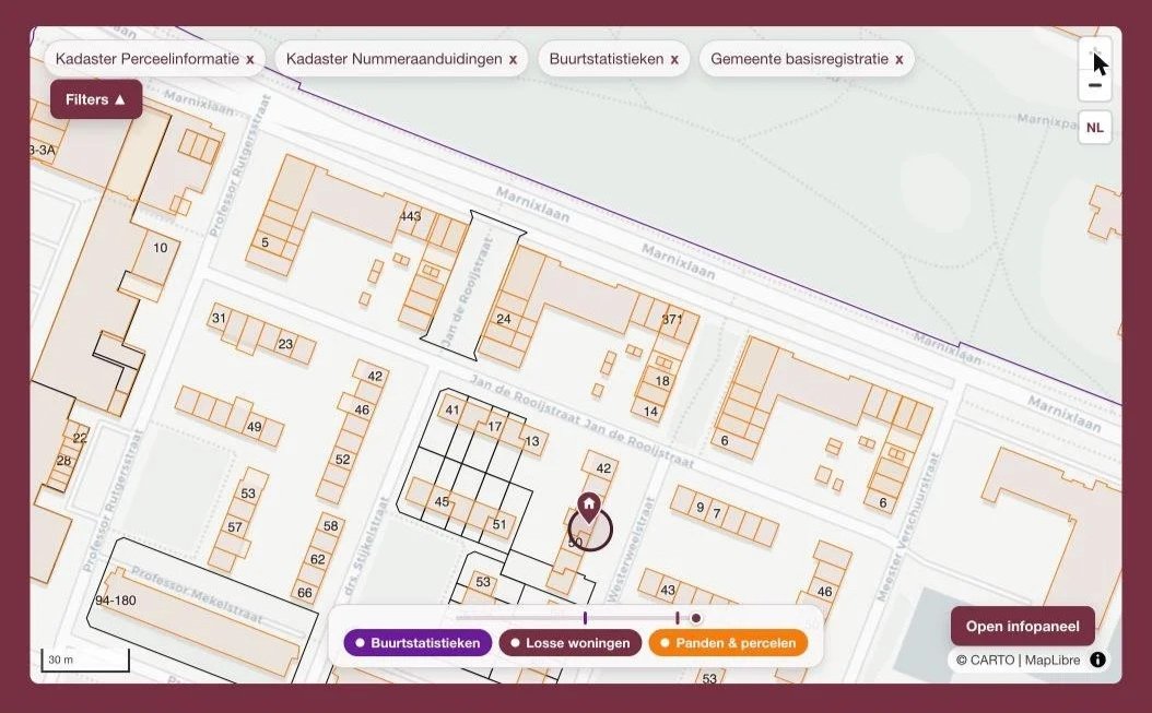 Een digitale kaart van een woonwijk met perceel- en huisnummers, straatnamen, en overlay's voor buurstatistieken, losse woningen, en kavels en percelen. Links onder een kaartvergroting en rechts een knop voor meer informatie.