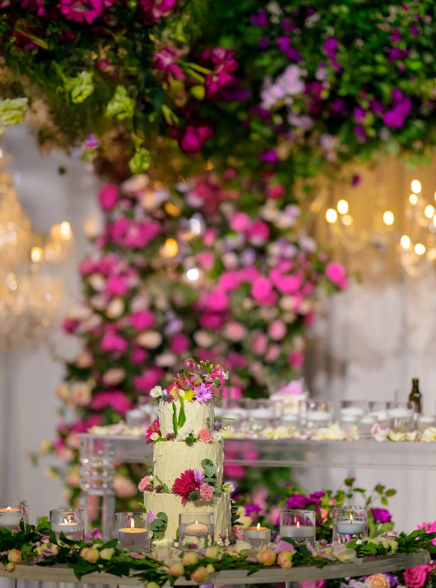 A Grand Focus: The Stage &amp; Cake Steal the Spotlight
&bull;
&bull;
&bull;
&bull;
&bull;
#wedding #event #eventplanner #weddingdecor #1king #weddingdress #weddingphotography #decor #decoration #dress #banquethall #florist #weddingday #weddinginspo 