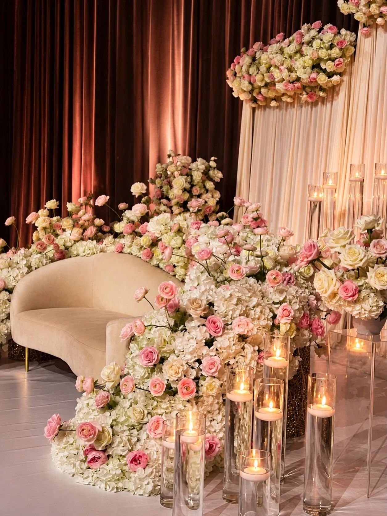 A stage designed to make every moment feel unforgettable ✨🤍 Elegant florals, luxurious details, and a backdrop made for beautiful memories.