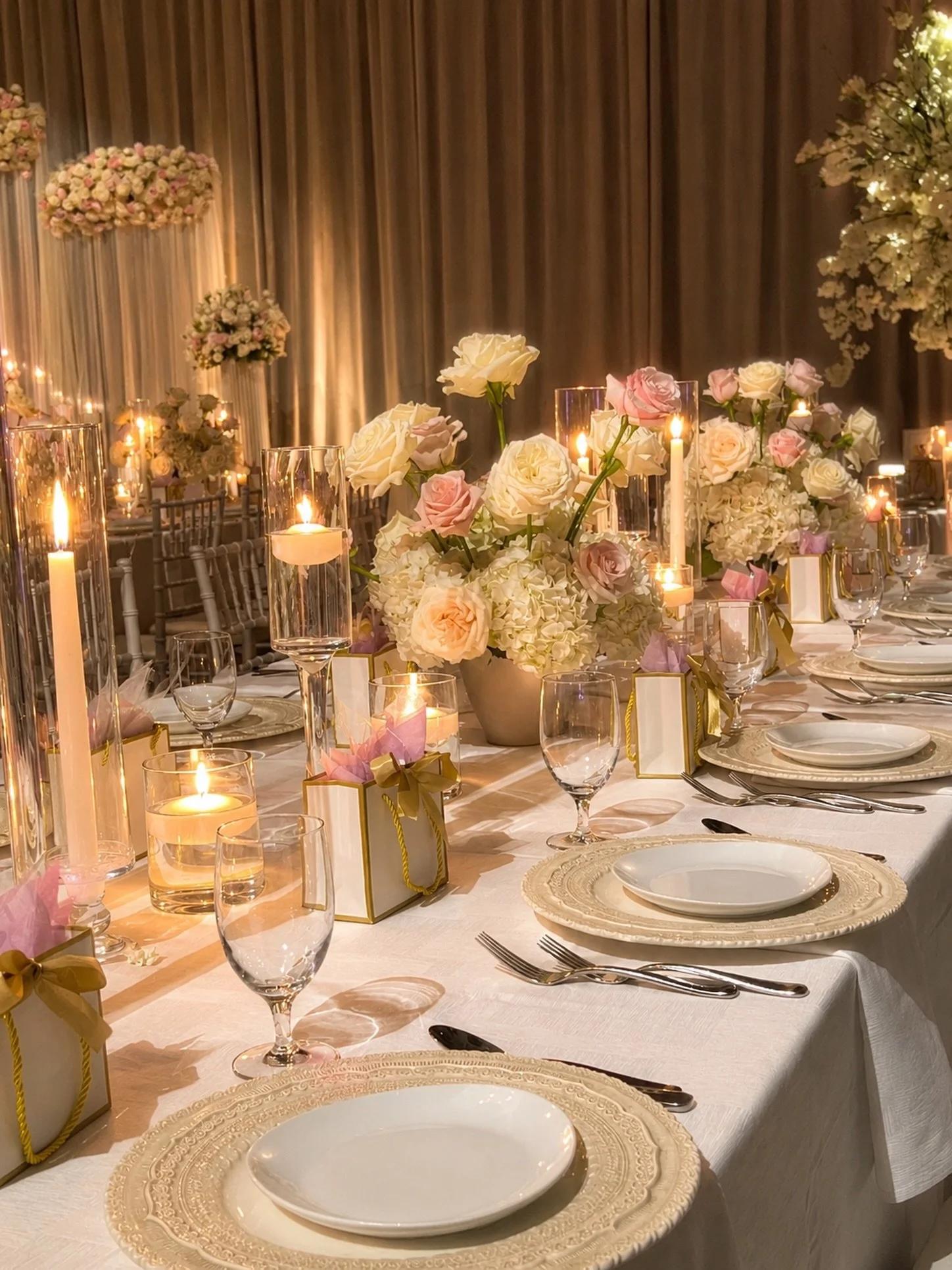 Elegant centrepieces that bring the whole table to life ✨🤍🌸