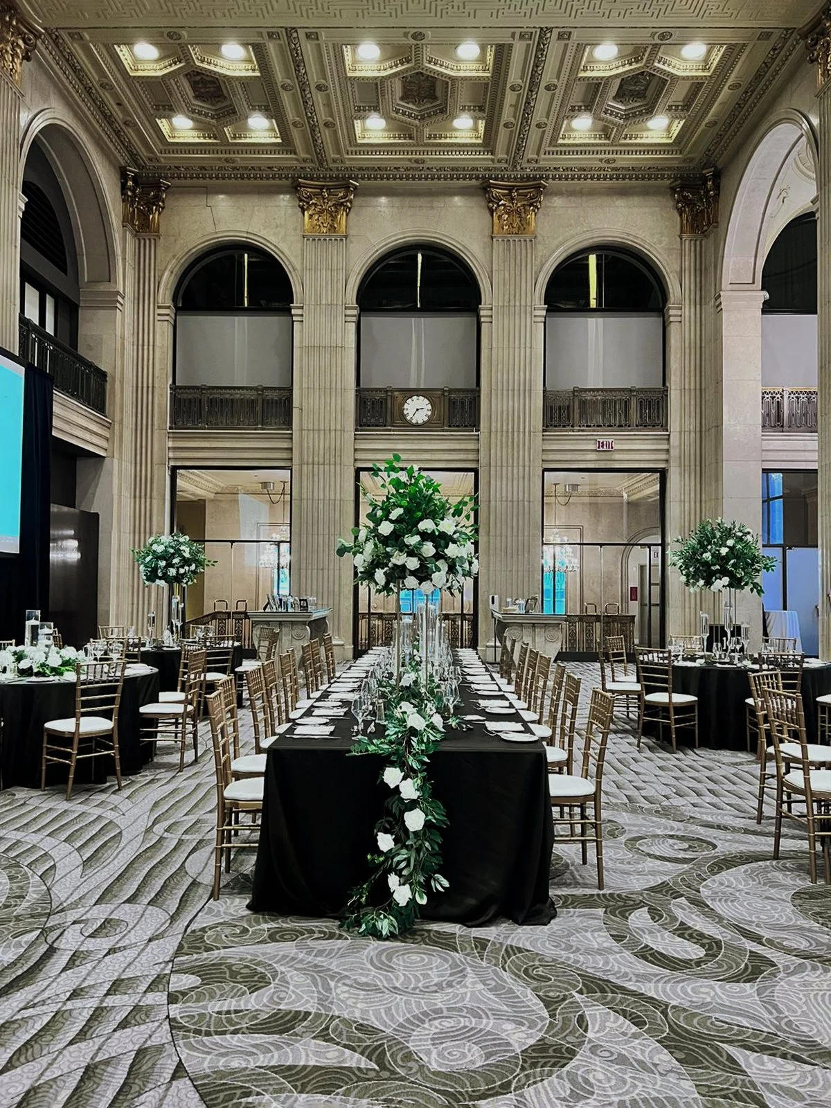 The classic wedding luxury centrepiece exudes elegance and opulence, leaving all in awe of its amazing allure.