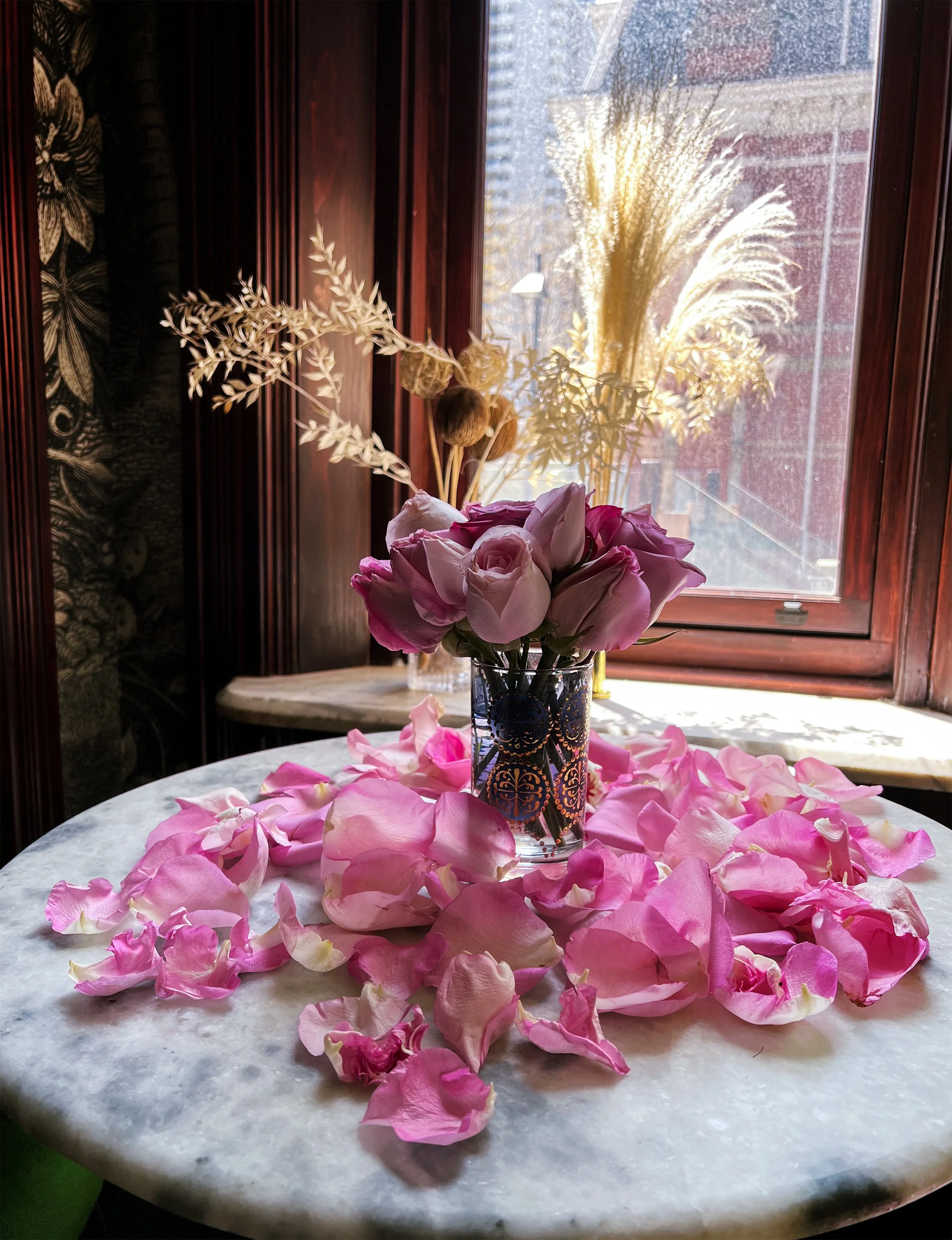 This beautiful mini centerpiece evokes a classic charm that demands a resounding "wow" for its timeless elegance and captivating allure.