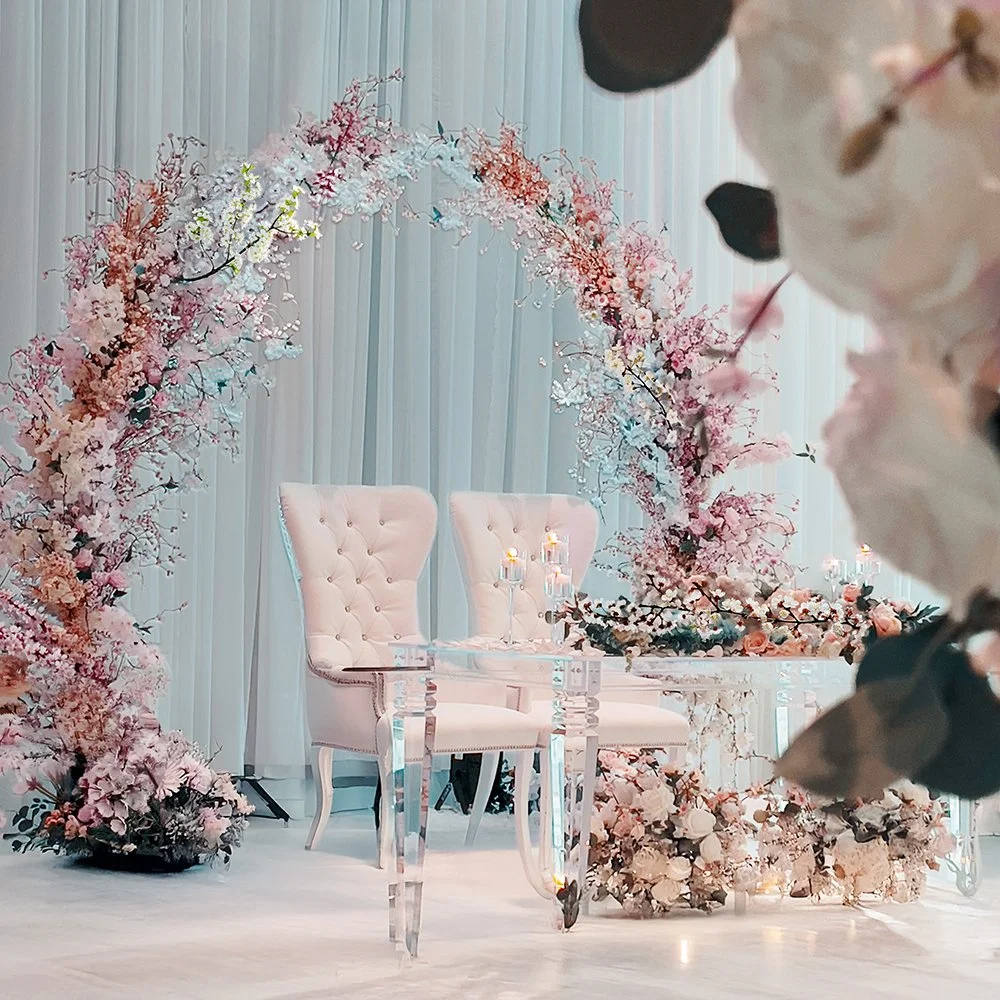 The modern wedding in Guild-Inn dazzles with its luxury decor, creating an unforgettable ambiance and an atmosphere of sheer elegance.