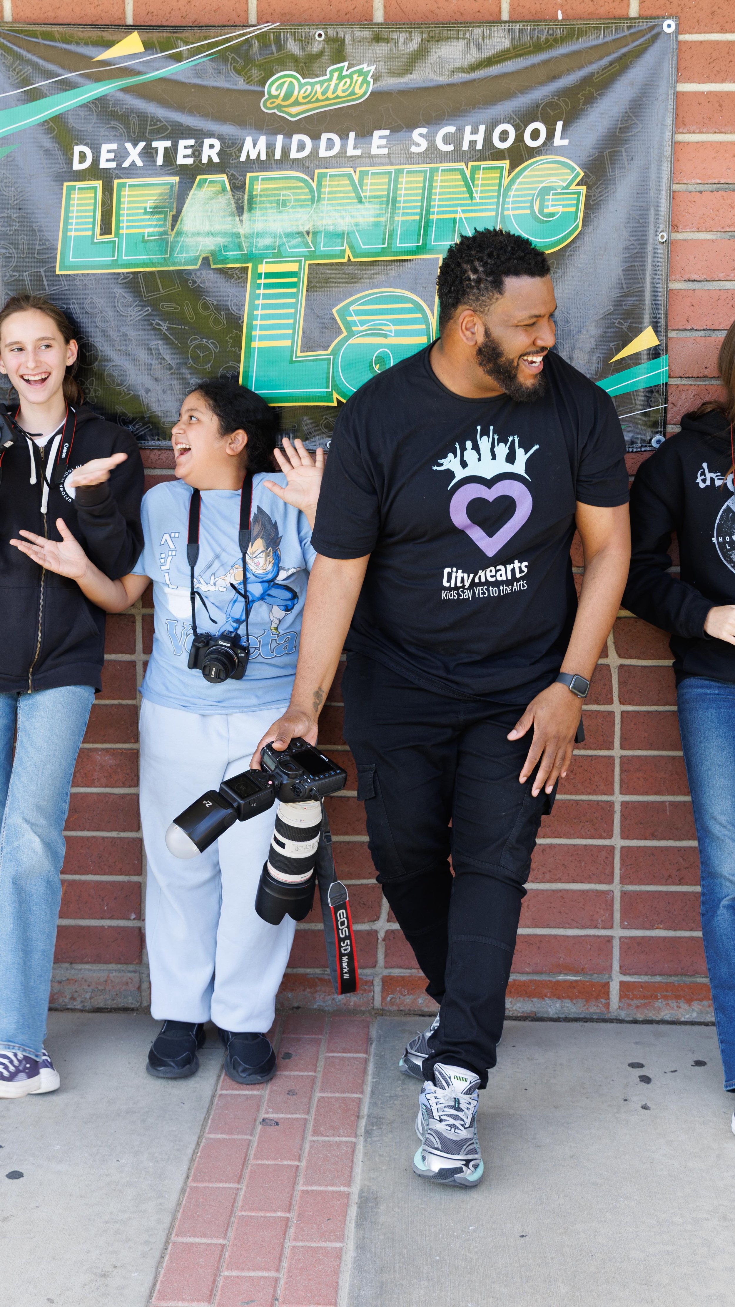 We cannot thank the one and only @photosbyjamaal for coming through and working with our talented Photography students at (@dexterhornets) Dexter Middle School yesterday.
Jamaal is one of the busiest and best headshot photographers in the country s