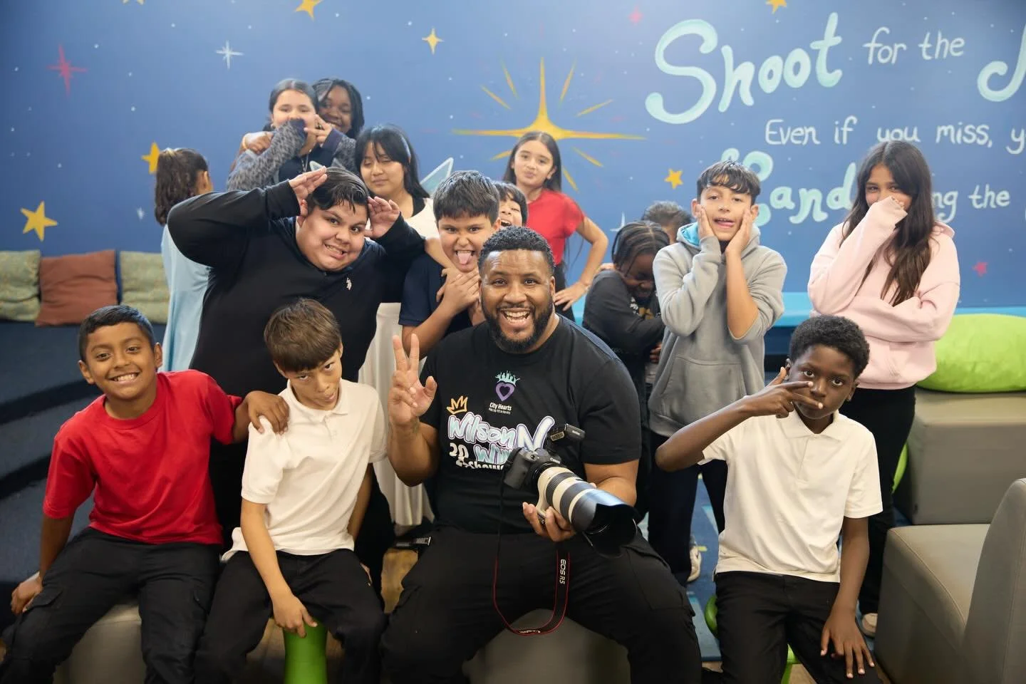 Jamaal Murray, renowned photographer and owner of Photos by Jamaal, joined us as a Guest Artist for a Headshot Photography Masterclass at Foster Elementary in Compton! 📸

Students discovered that photography isn&rsquo;t just taking pictures: it&rsqu