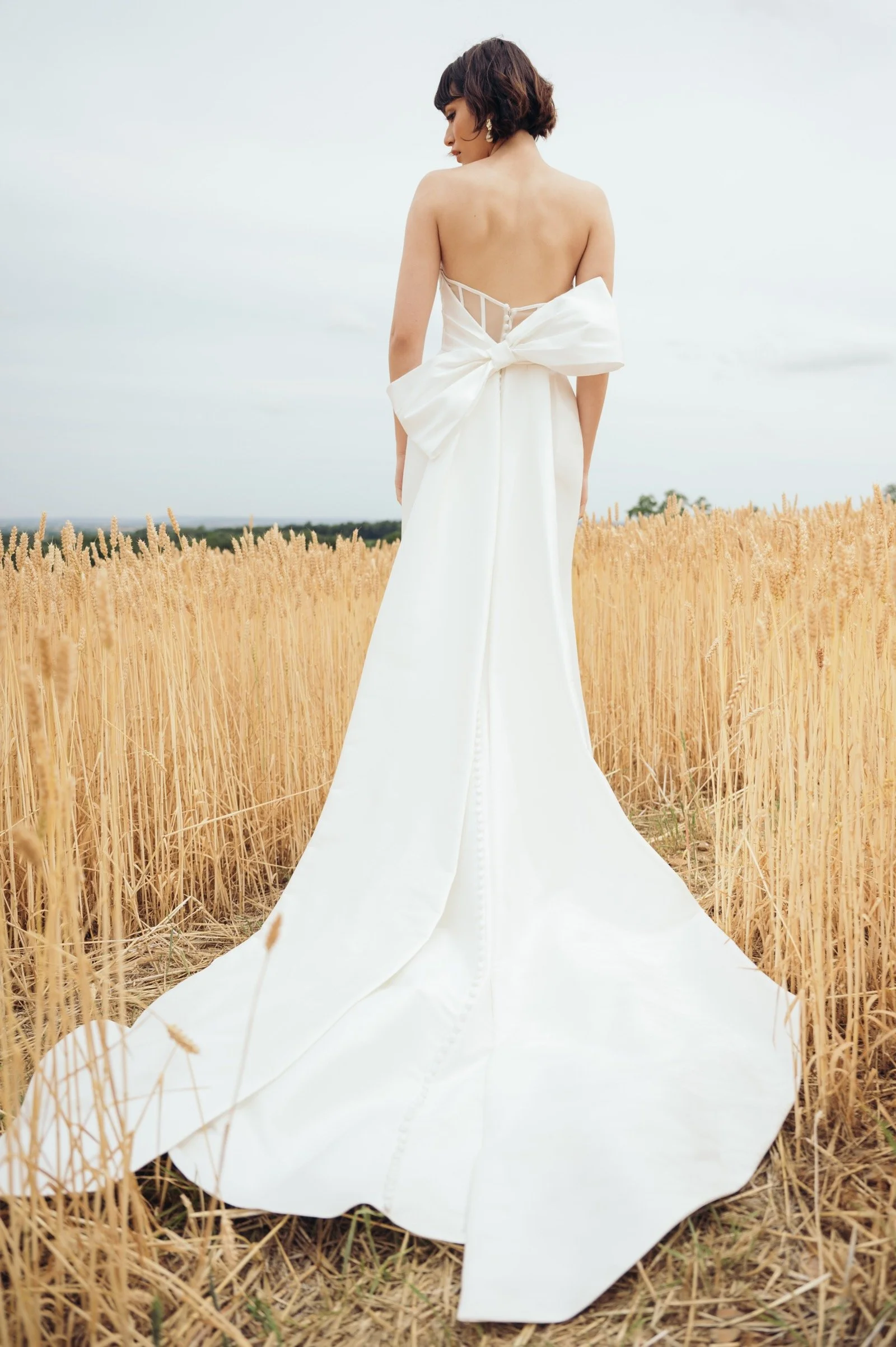     Abnehmbare Oversized-Schleife als Statement-Detail am Brautkleid Lola von Jenny Yoo