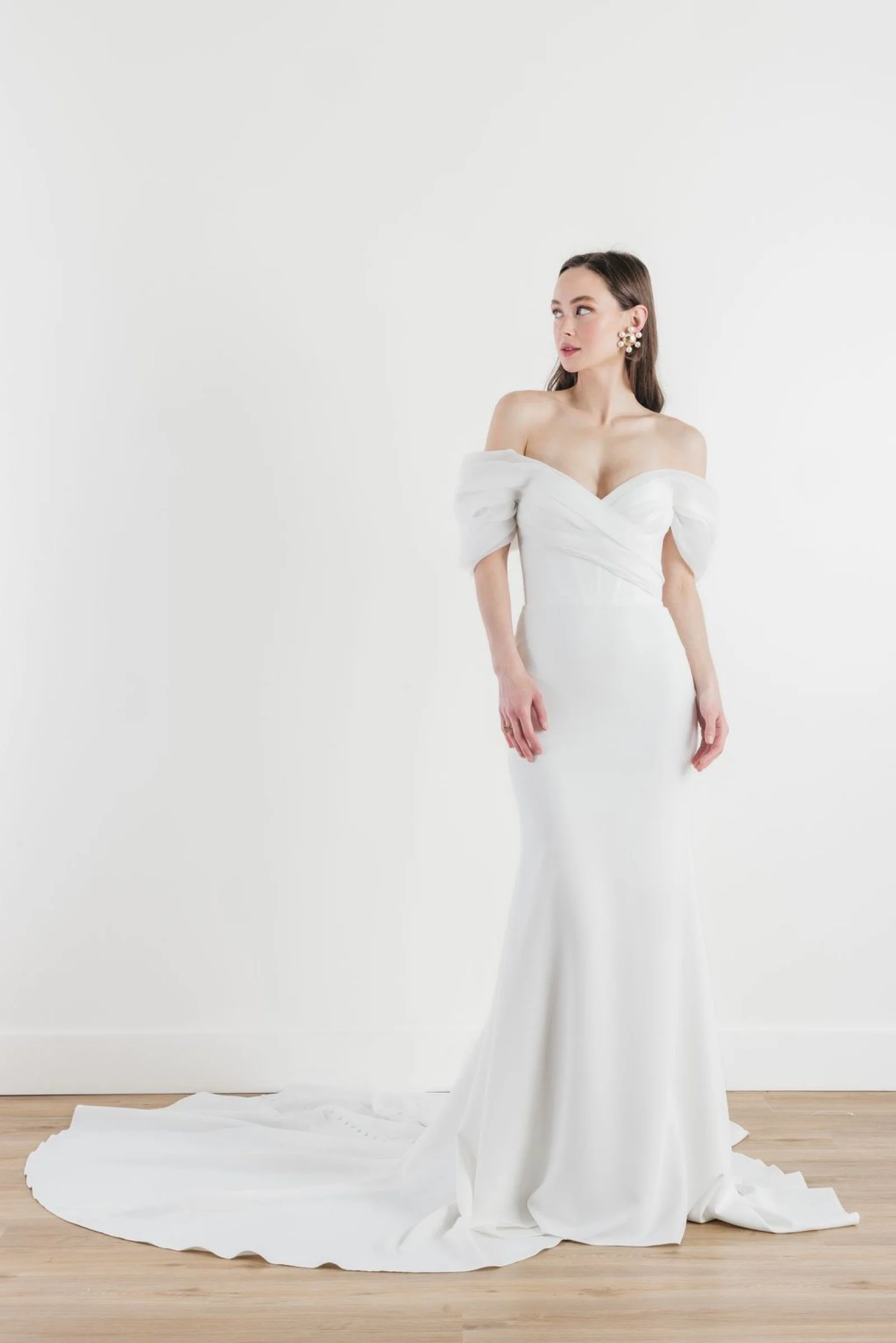 Amita von Watters, modernes Fit-and-Flare-Brautkleid aus Stretch Crepe mit Herzausschnitt und Schleppe