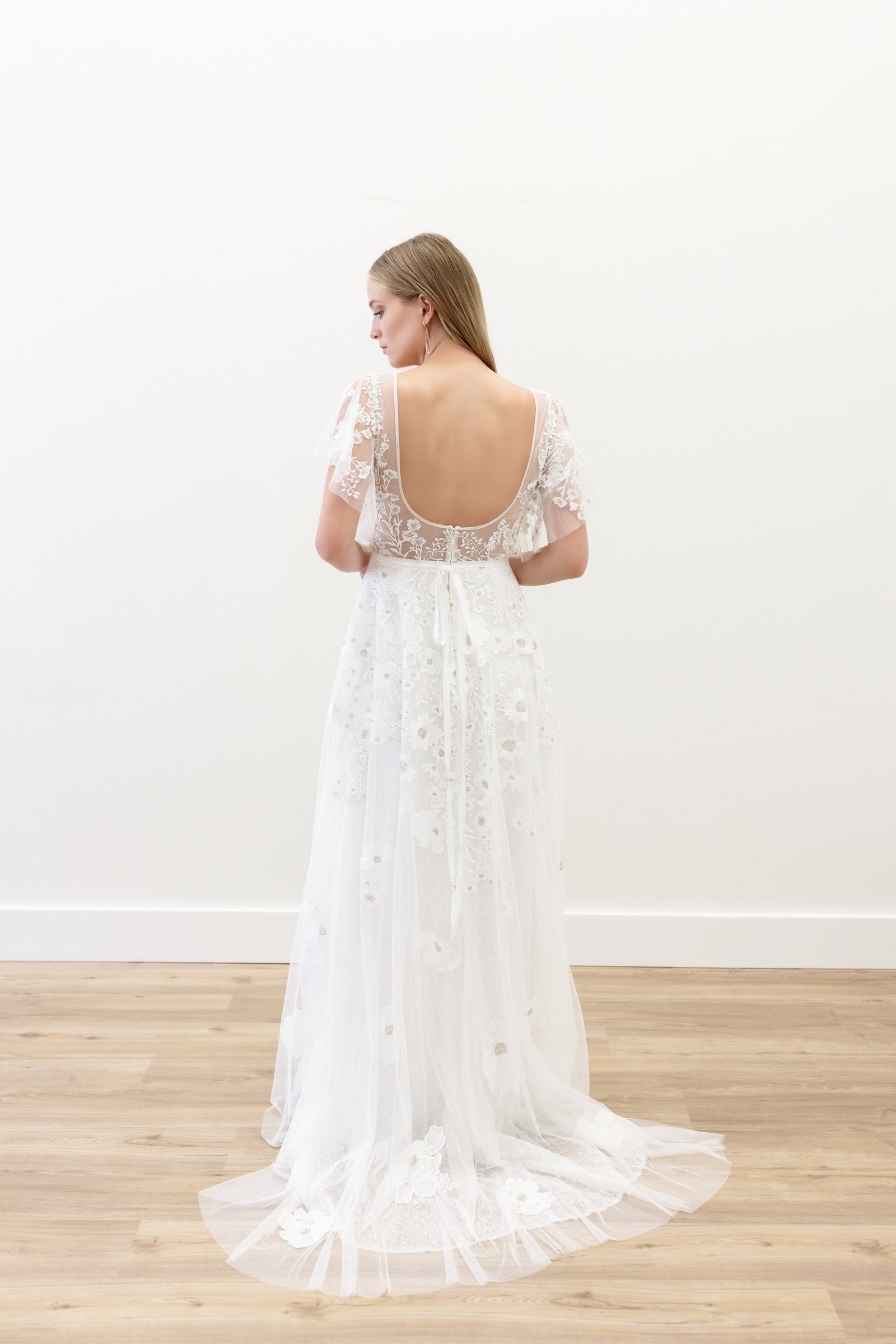     Tiefer runder Rückenausschnitt am Brautkleid Finley von Watters mit kleiner Schleife