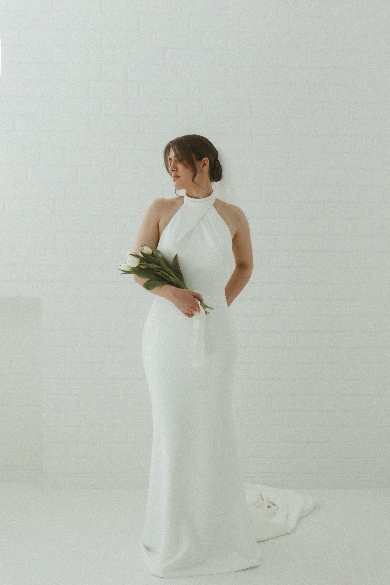     Tris von Madi Lane – cleanes Fit-and-Flare-Brautkleid aus leichtem Crepe