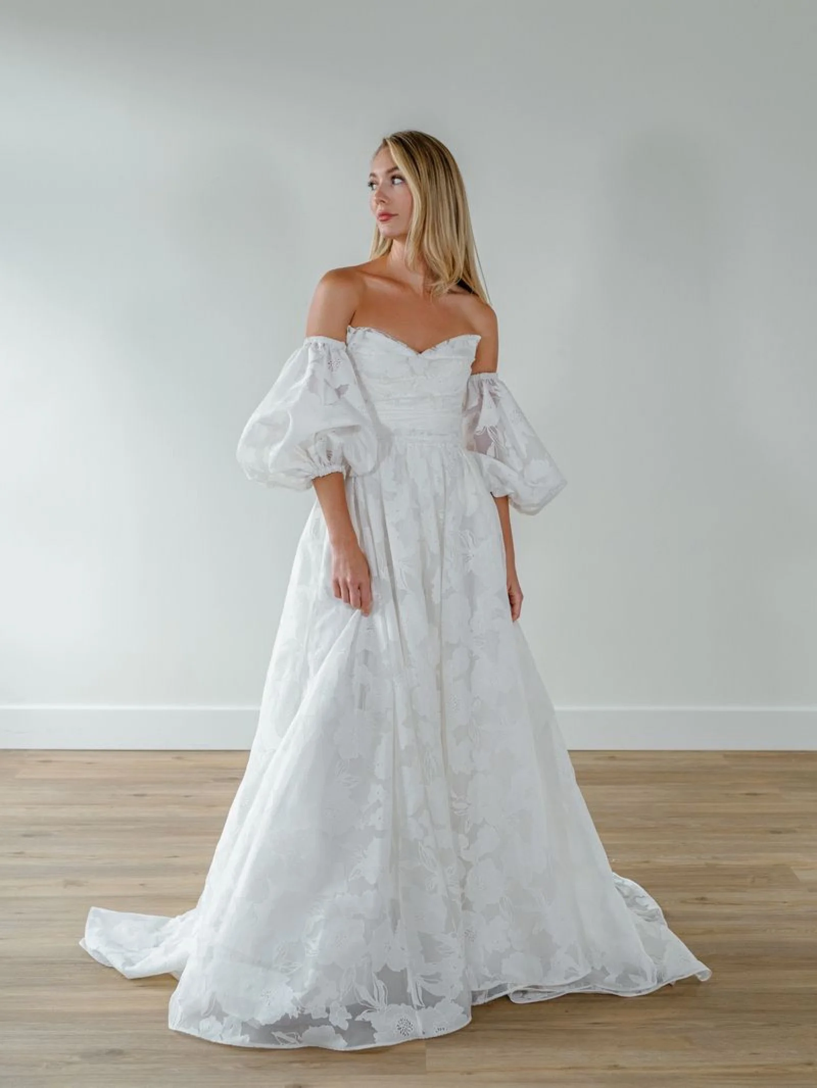 Vienna von Watters, trägerloses A-Linien-Brautkleid aus floralem Organza mit Herzausschnitt