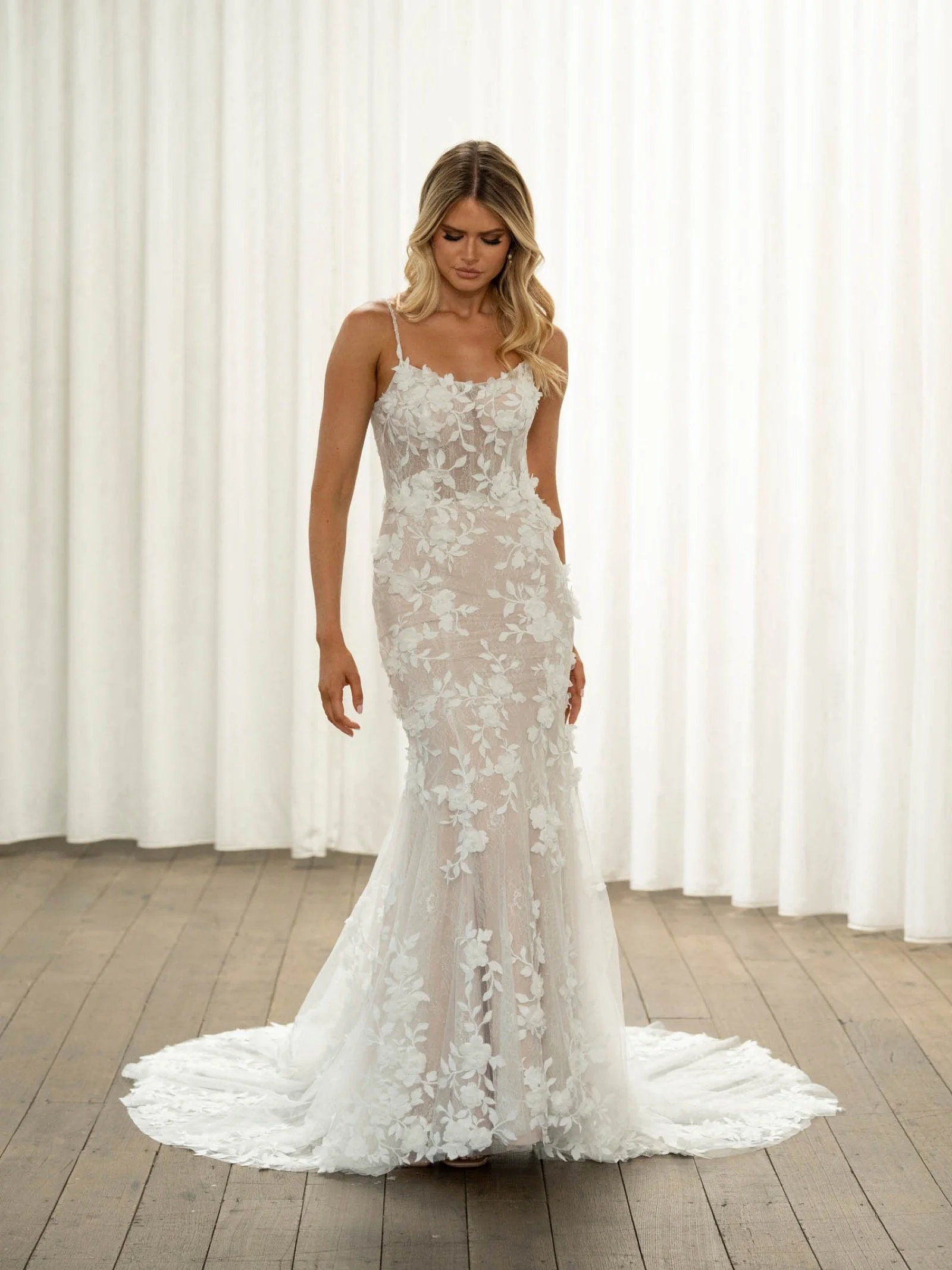     Tansy von Madi Lane – verträumtes Fit-and-Flare-Brautkleid mit Chantilly-Spitze und glitzerndem Tüll
