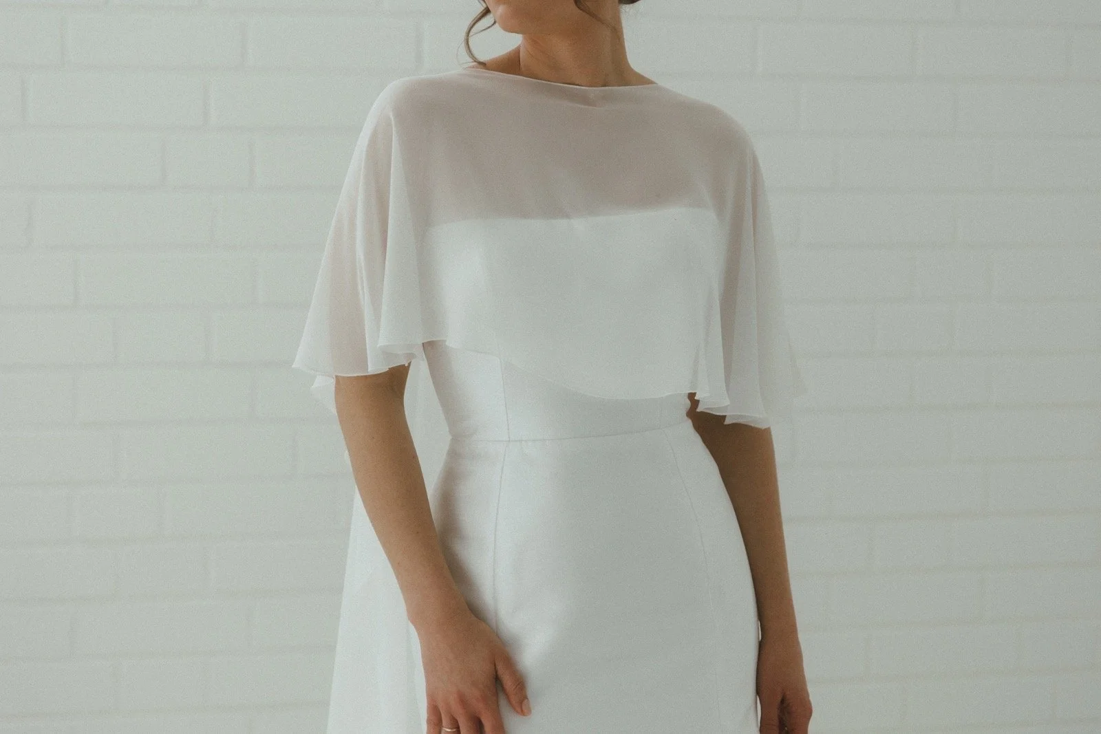 JennyYoo-Lucia-Brautkleid-cape.jpeg