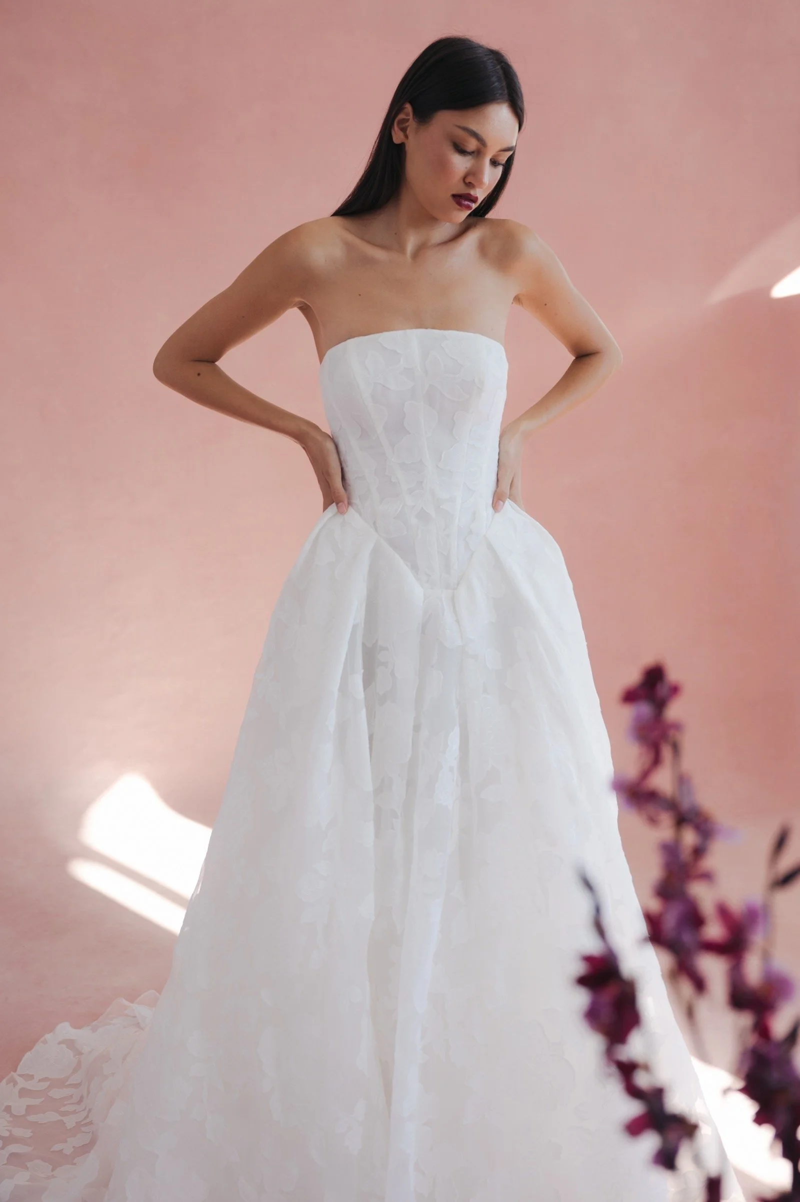 Detail des Alva Brautkleides von Jenny Yoo mit feinem Cutwork-Muster auf Organza