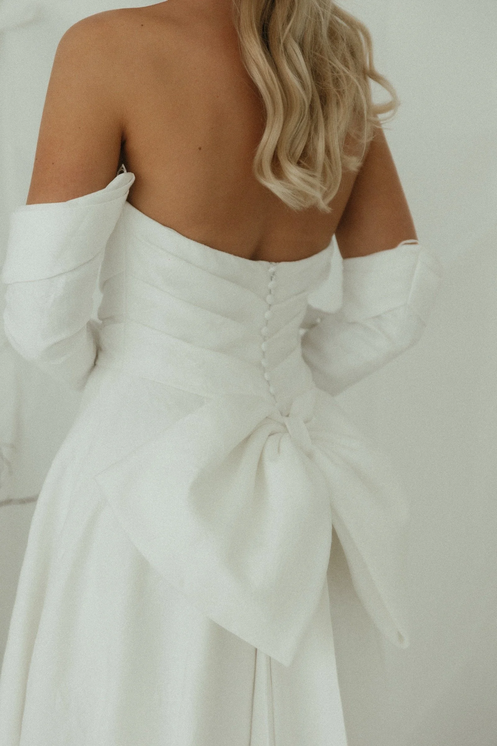 MadiLane-Liam-Brautkleid-bow.jpeg