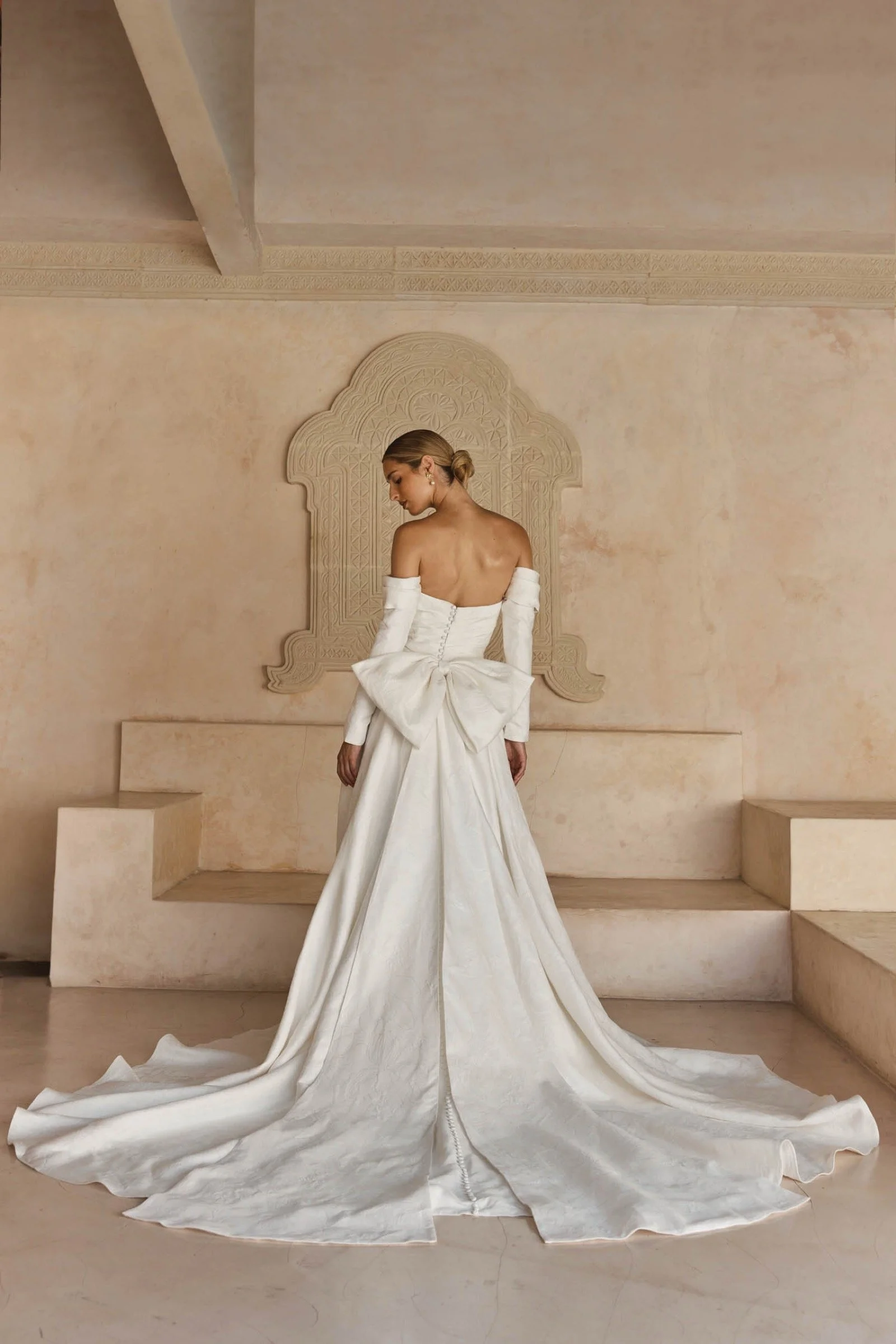 MadiLane-Liam-Brautkleid-schleife.jpeg