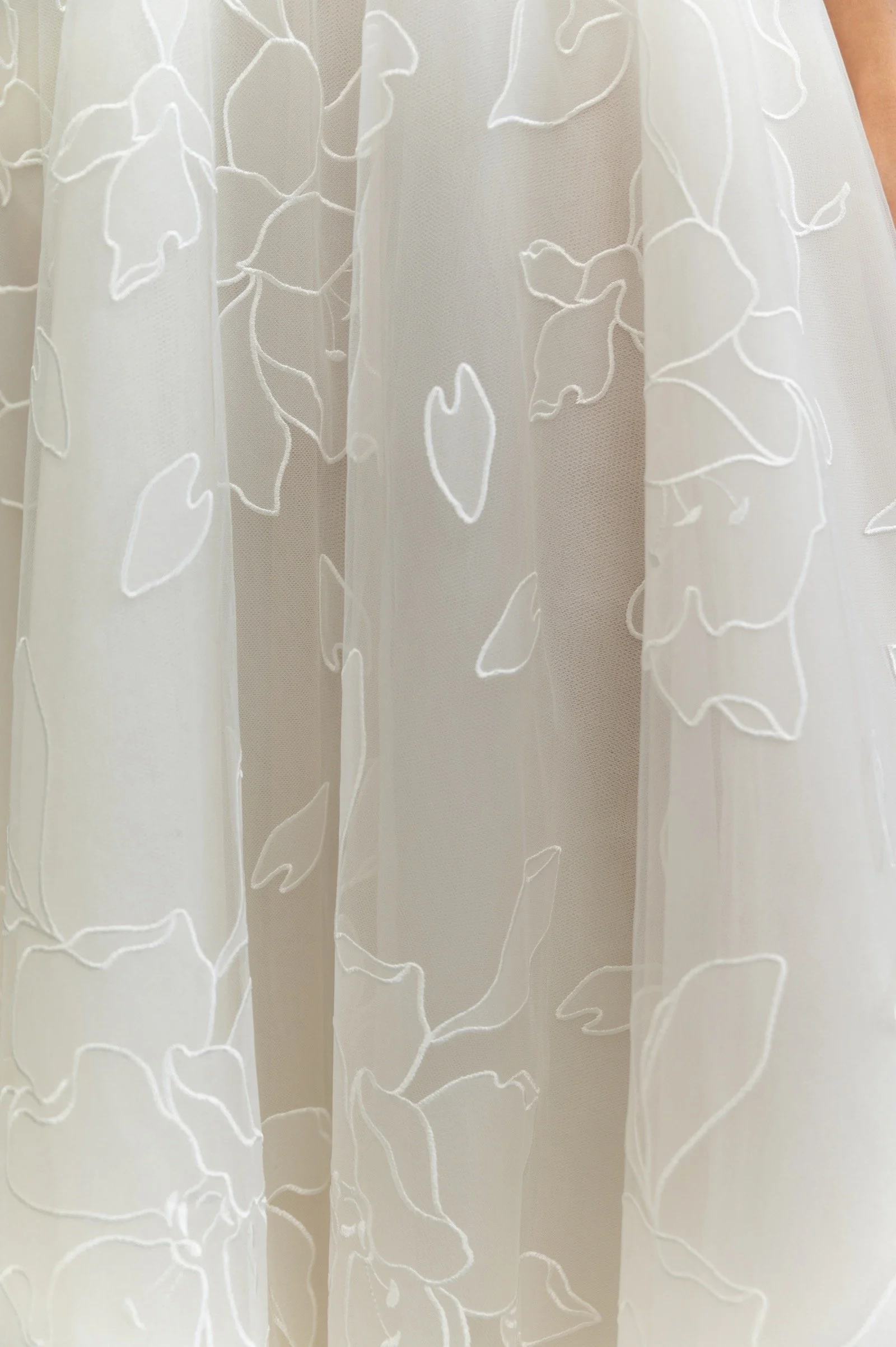 Detail des Lorelai Brautkleides von Jenny Yoo mit großen Blumenapplikationen aus Bea-Blumentüll