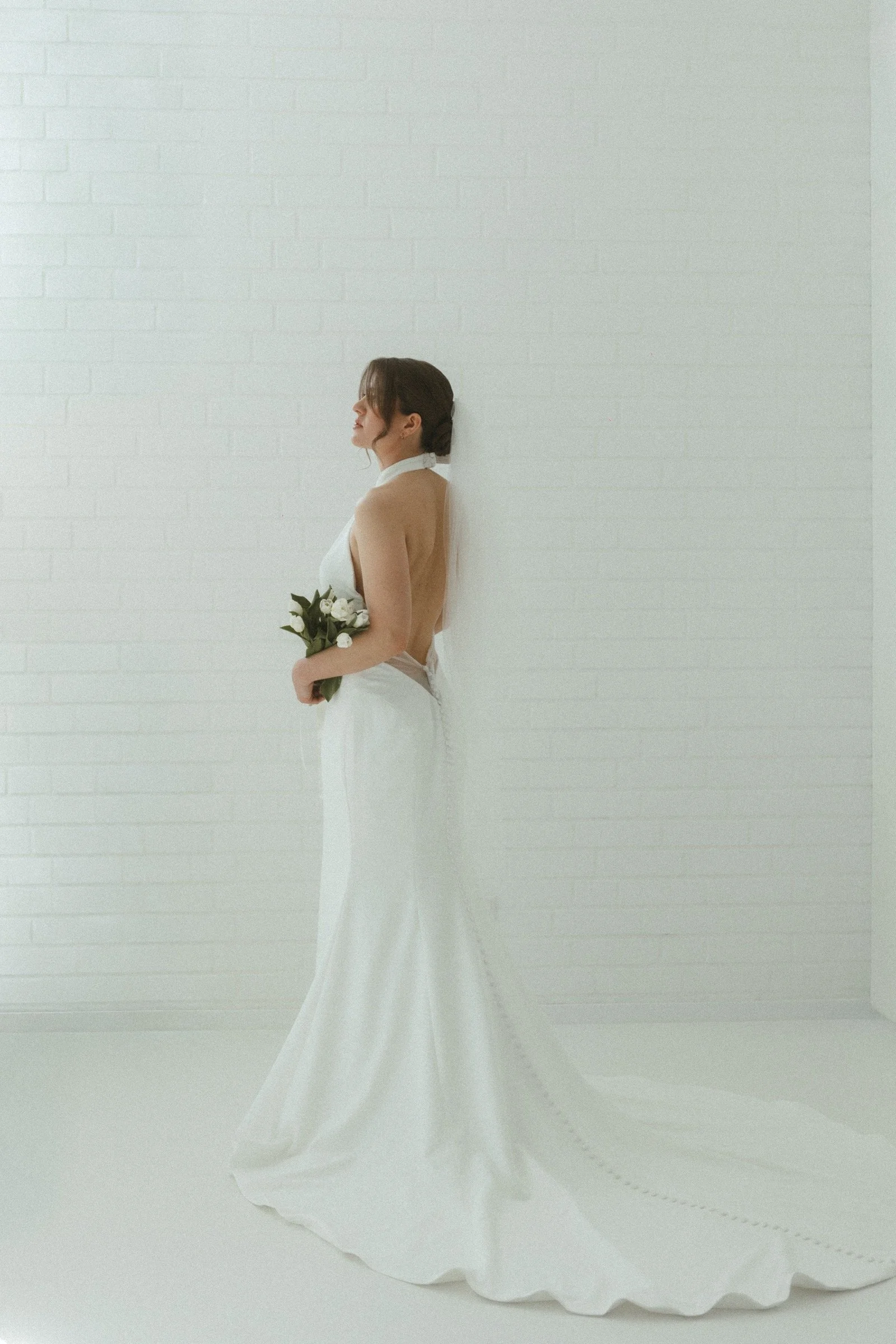     Figurbetonte Fit-and-Flare-Silhouette des cleanen Crepe-Brautkleids Tris