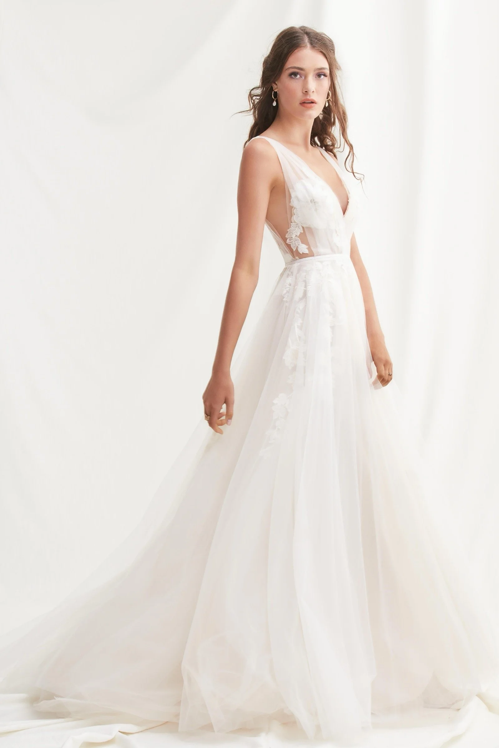     Lainie von Watters – A-Linien-Brautkleid aus Tüll mit floralen Stickereien und langer Schleppe