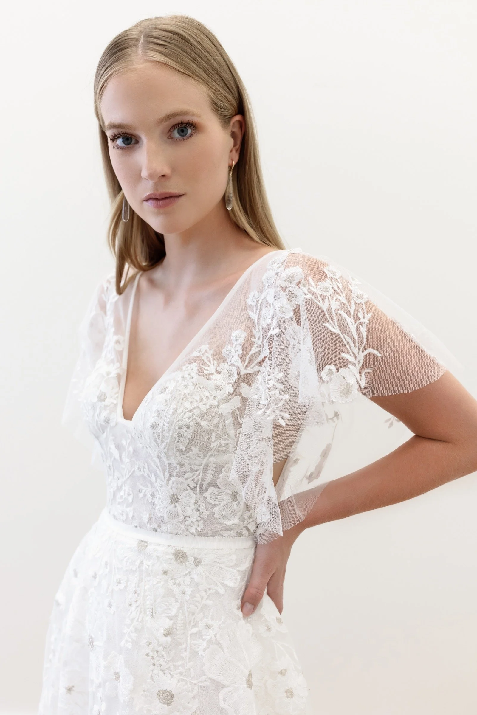     Brautkleid Finley von Watters mit tiefem V-Ausschnitt und floralen Stickereien am Oberteil