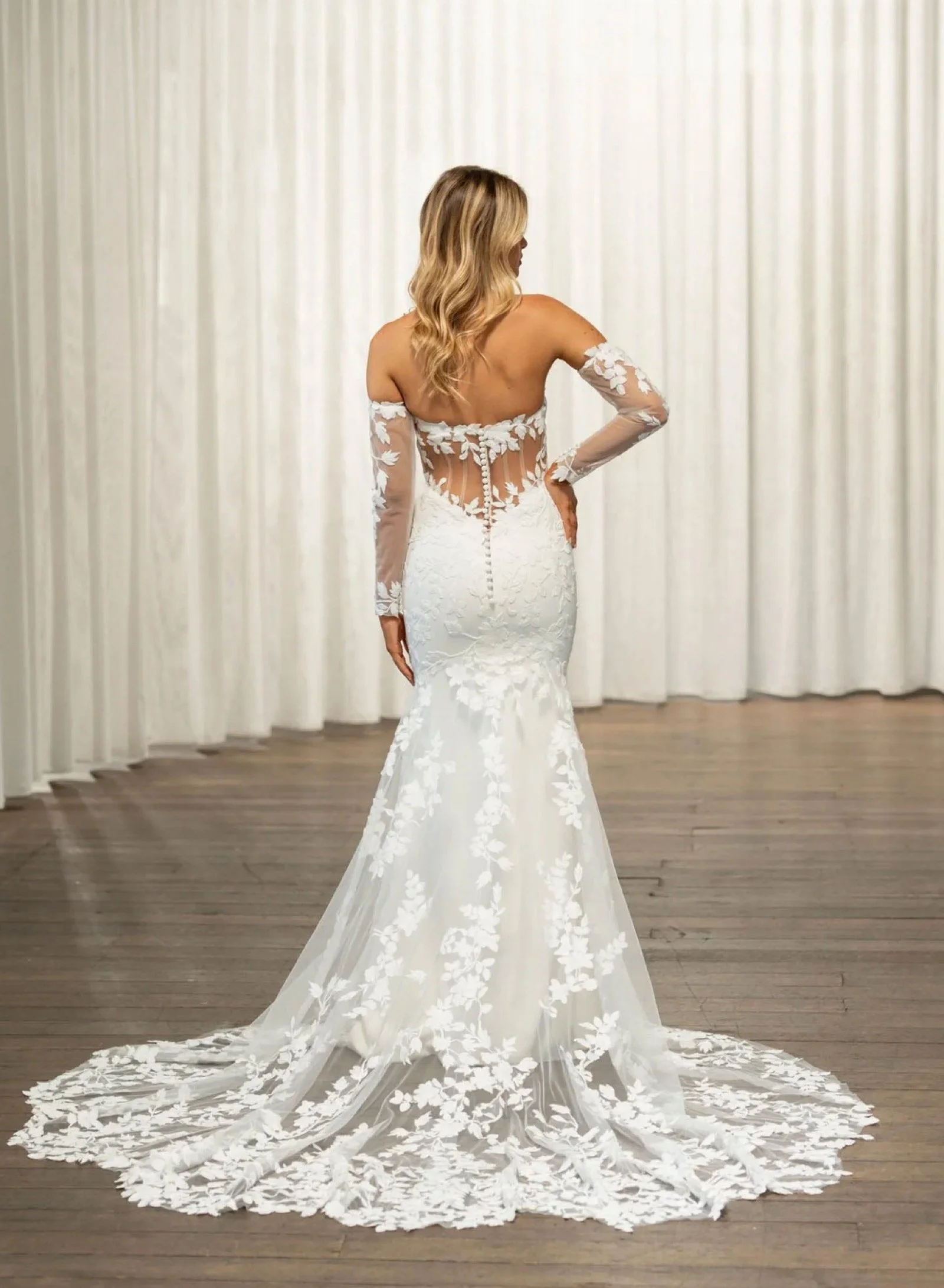     Rückansicht des Brautkleids Thane von Madi Lane mit floralen Applikationen und figurbetonter Silhouette