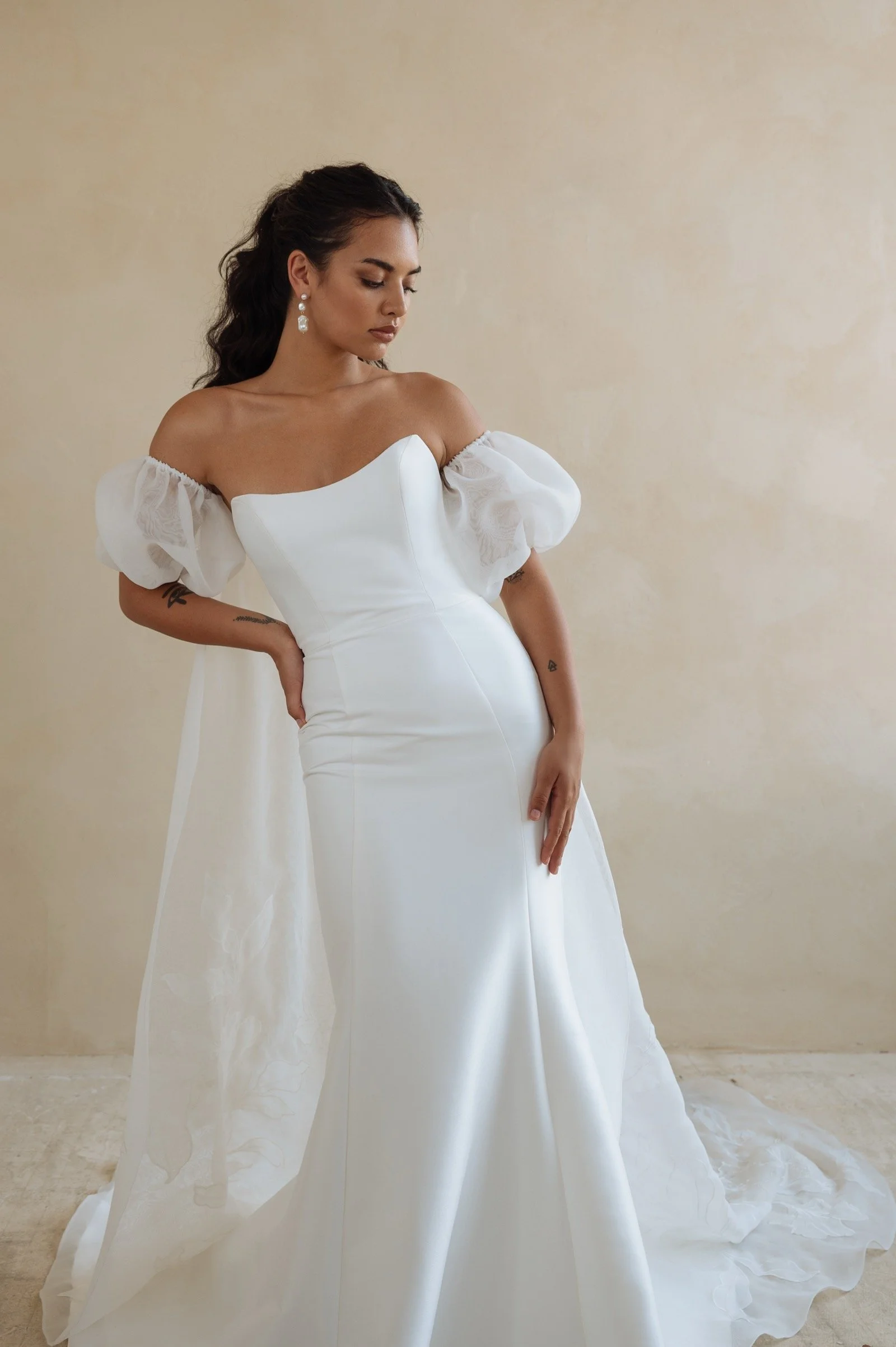     Trägerloser Scoop-Ausschnitt am cleanen Brautkleid Bellamy von Jenny Yoo