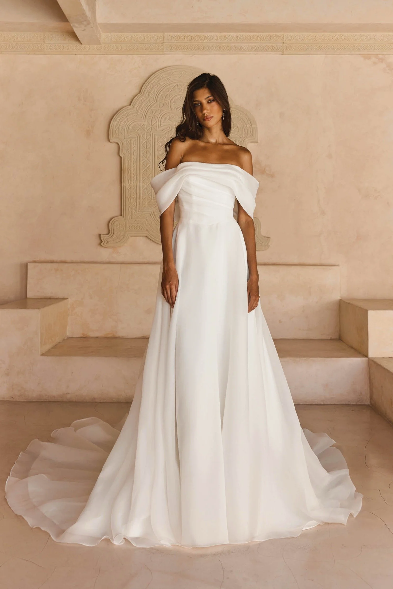Lissy von Madi Lane, modernes A-Linien-Brautkleid mit schulterfreiem geradem Ausschnitt und drapiertem Organza