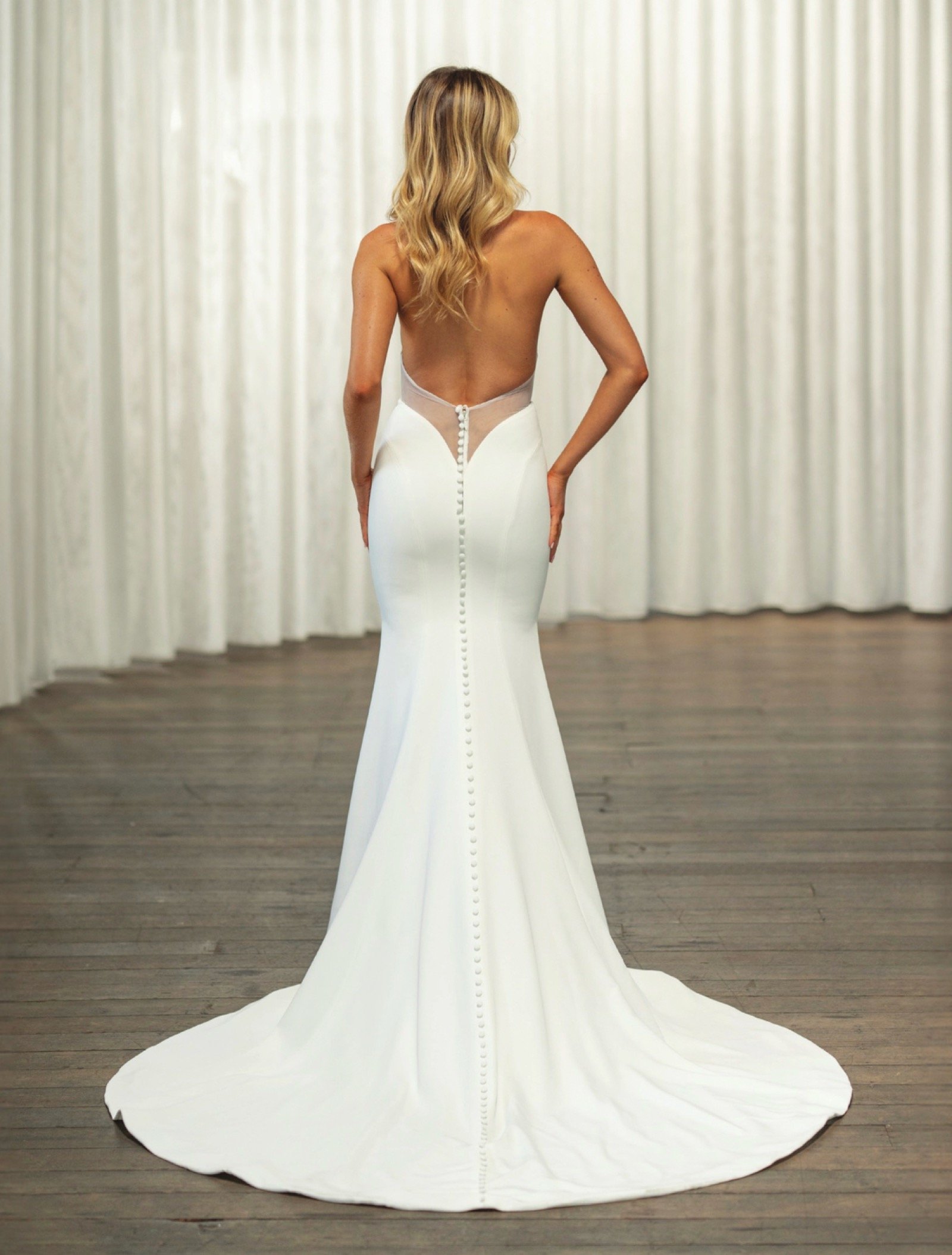     Tiefes V-förmiges Illusionsrückenteil am Brautkleid Tris von Madi Lane