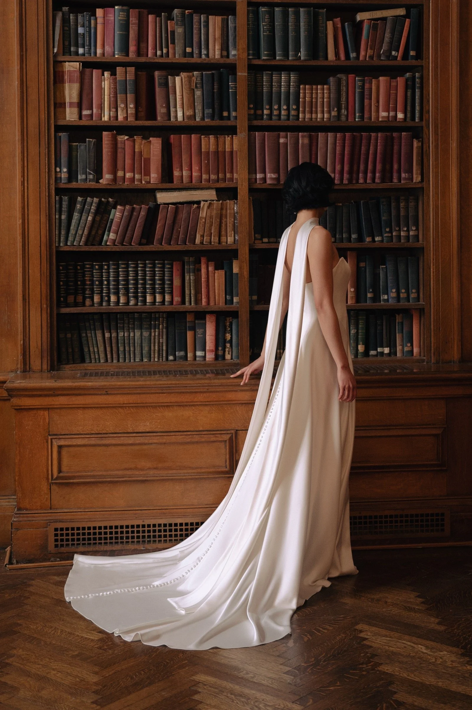Rückenansicht des Addilyn Brautkleides von Jenny Yoo mit eleganter Schleppe