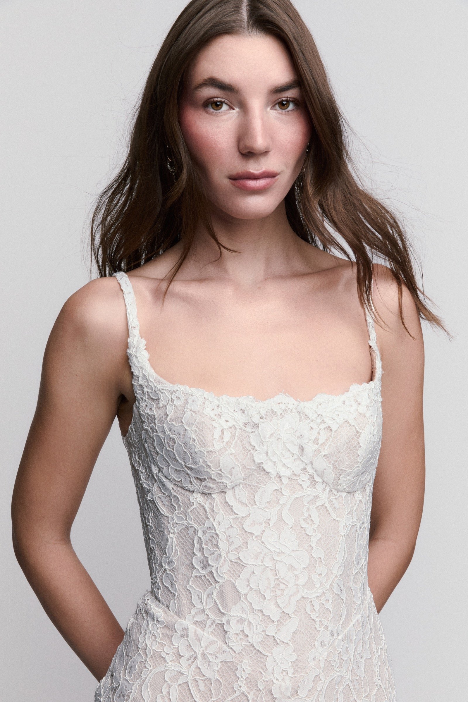Detailansicht des Dita Brautkleides von Watters mit floraler Buttercup Spitze