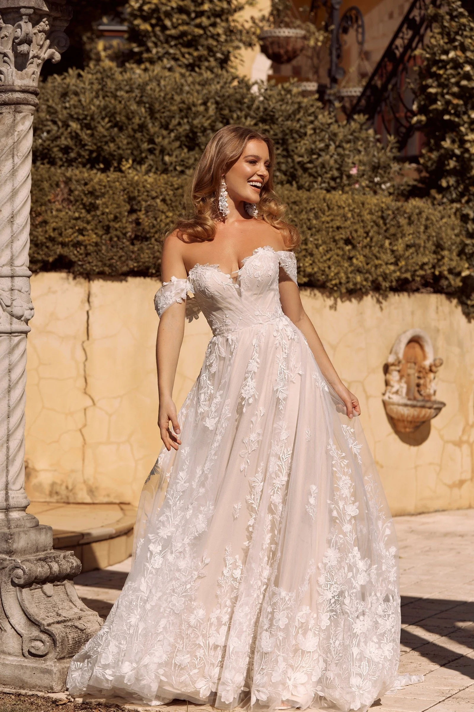 Brielle von Madi Lane, A-Linien-Brautkleid mit V-Ausschnitt, gerafftem Tüll und botanischer Spitze