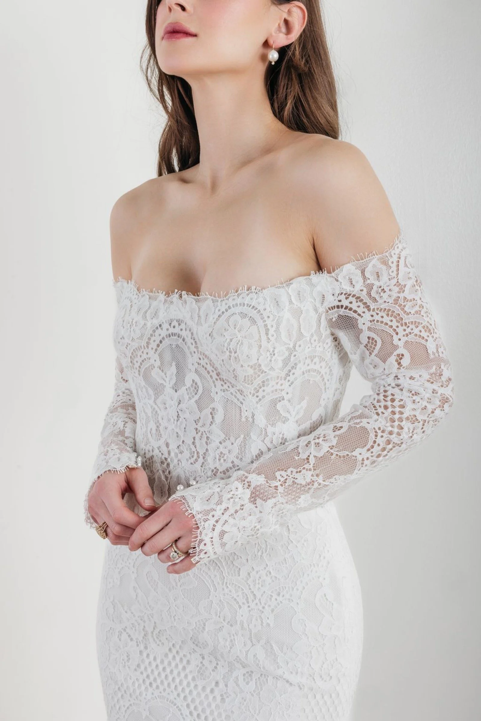 Detailansicht des Resa Brautkleides von Watters mit durchgehender Valka-Spitze