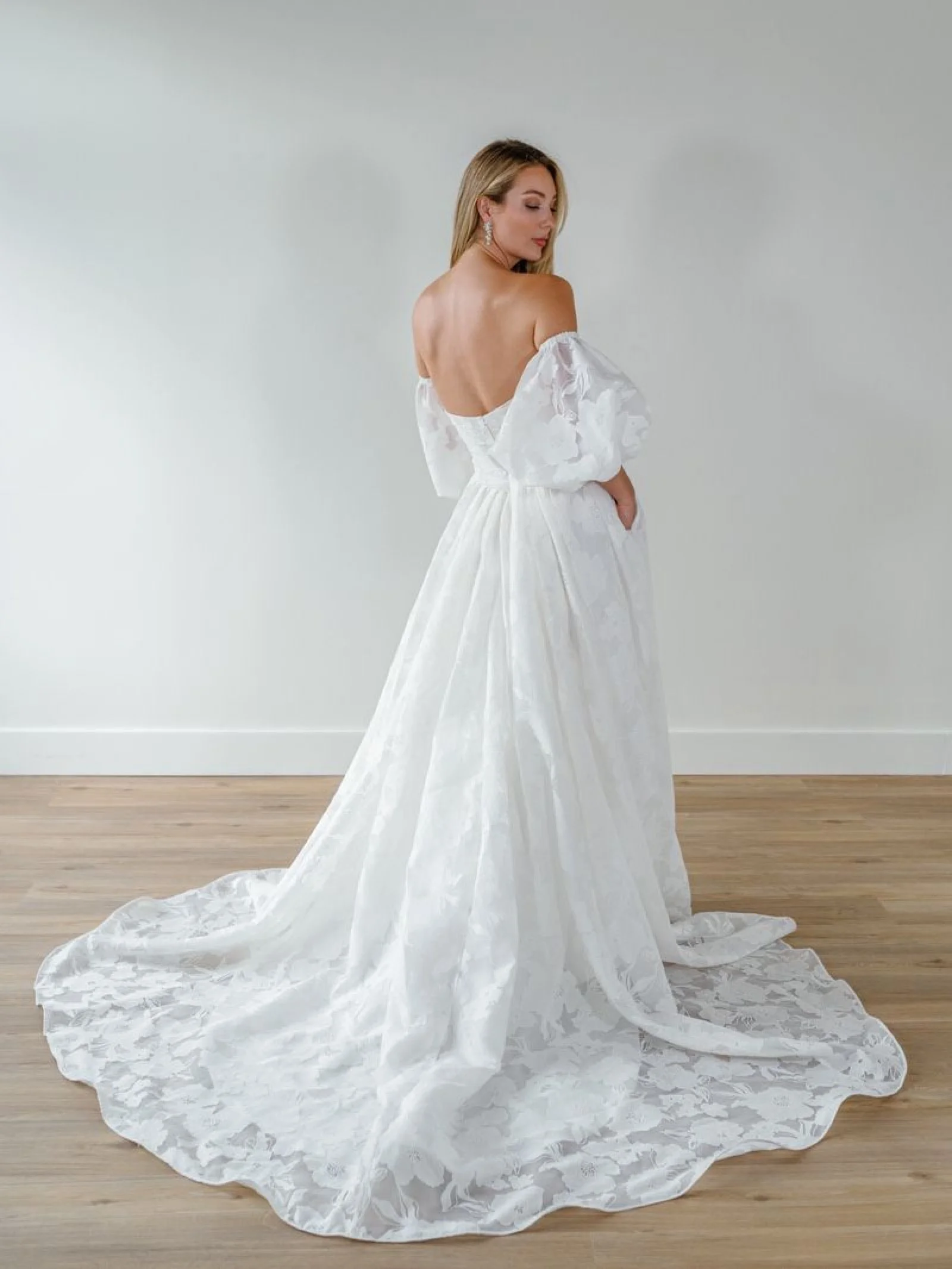 Vienna von Watters, trägerloses A-Linien-Brautkleid aus floralem Organza mit Herzausschnitt