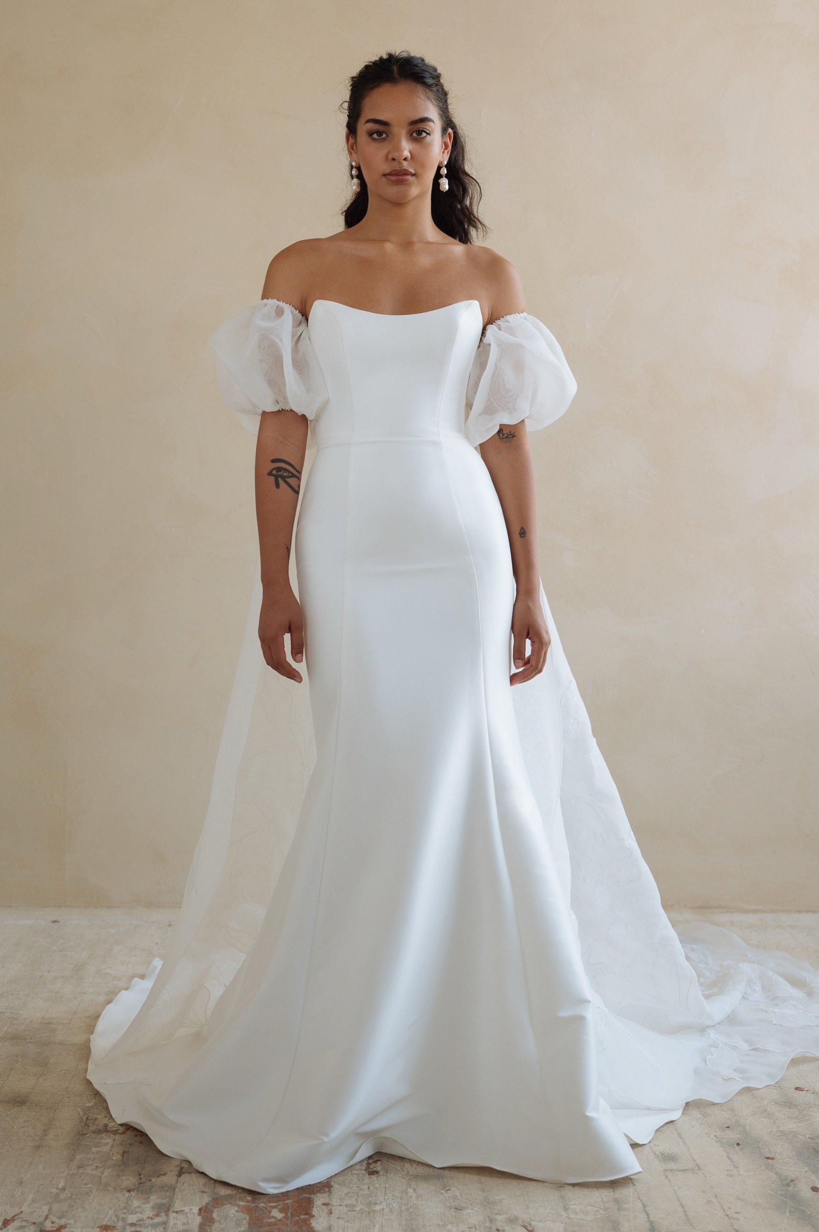     Bellamy von Jenny Yoo mit optionalem Cape als elegantes ergänzendes Stylingdetail