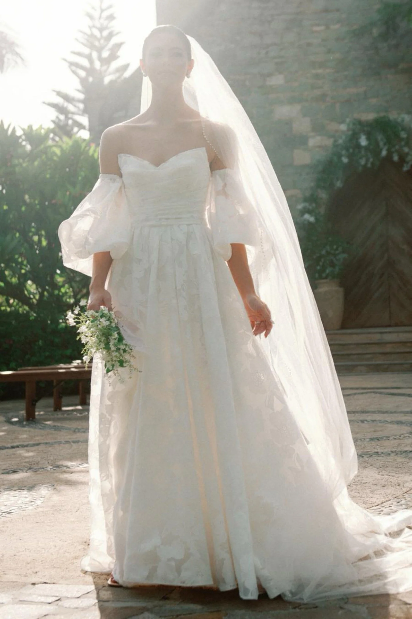 Vienna von Watters, trägerloses A-Linien-Brautkleid aus floralem Organza mit Herzausschnitt