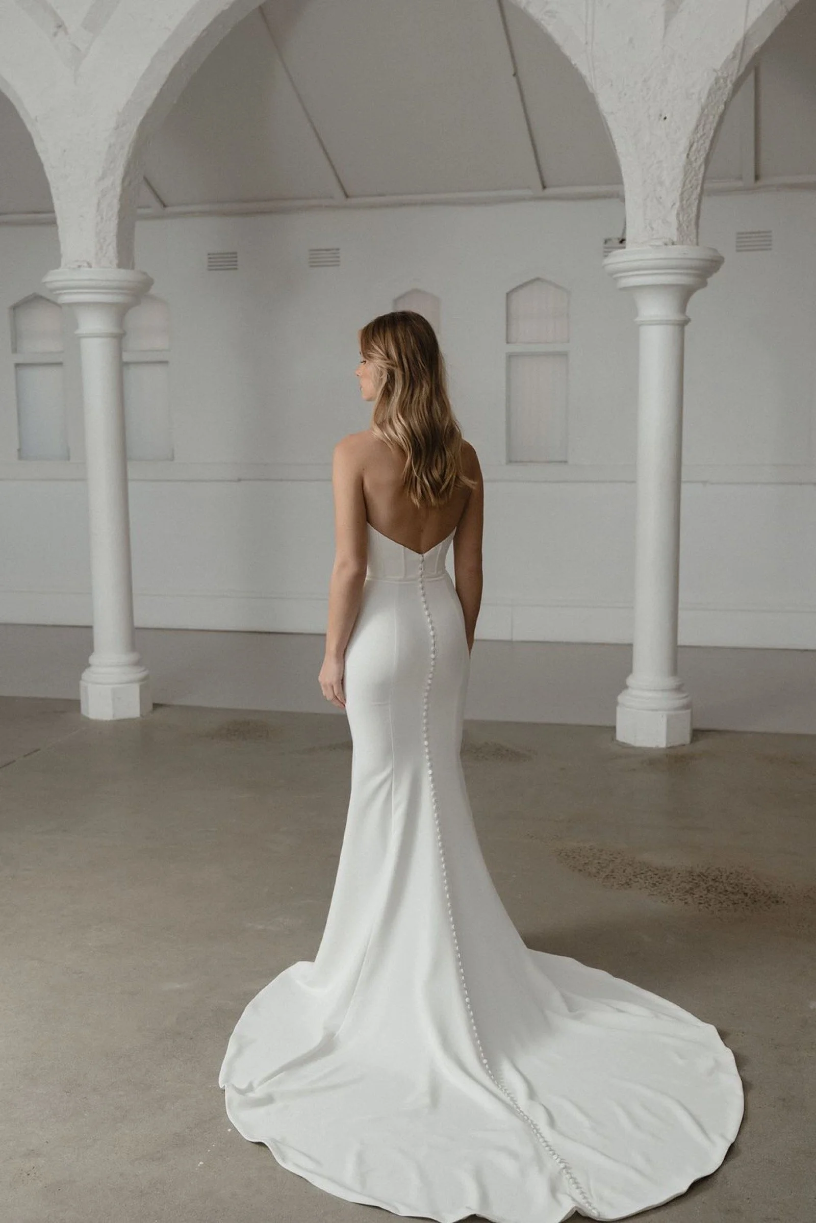     Lange Savoy-Spitzenschleppe mit dramatischer Wirkung am Fit-and-Flare-Brautkleid von Madi Lane