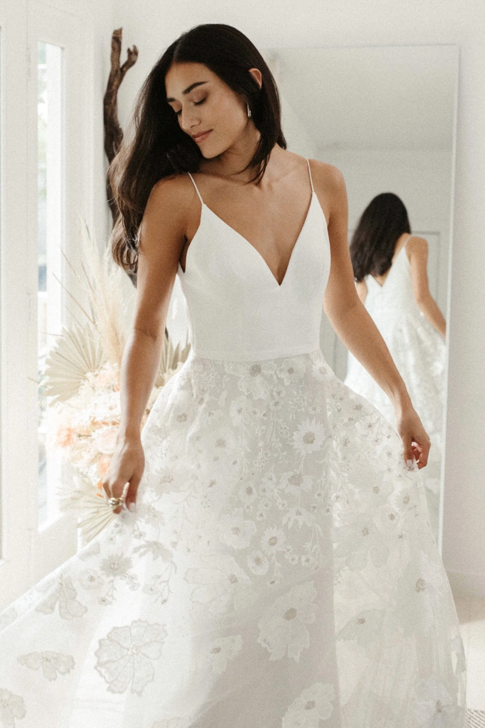     Brautkleid Tommie von Watters mit V-Ausschnitt und feinen Trägern