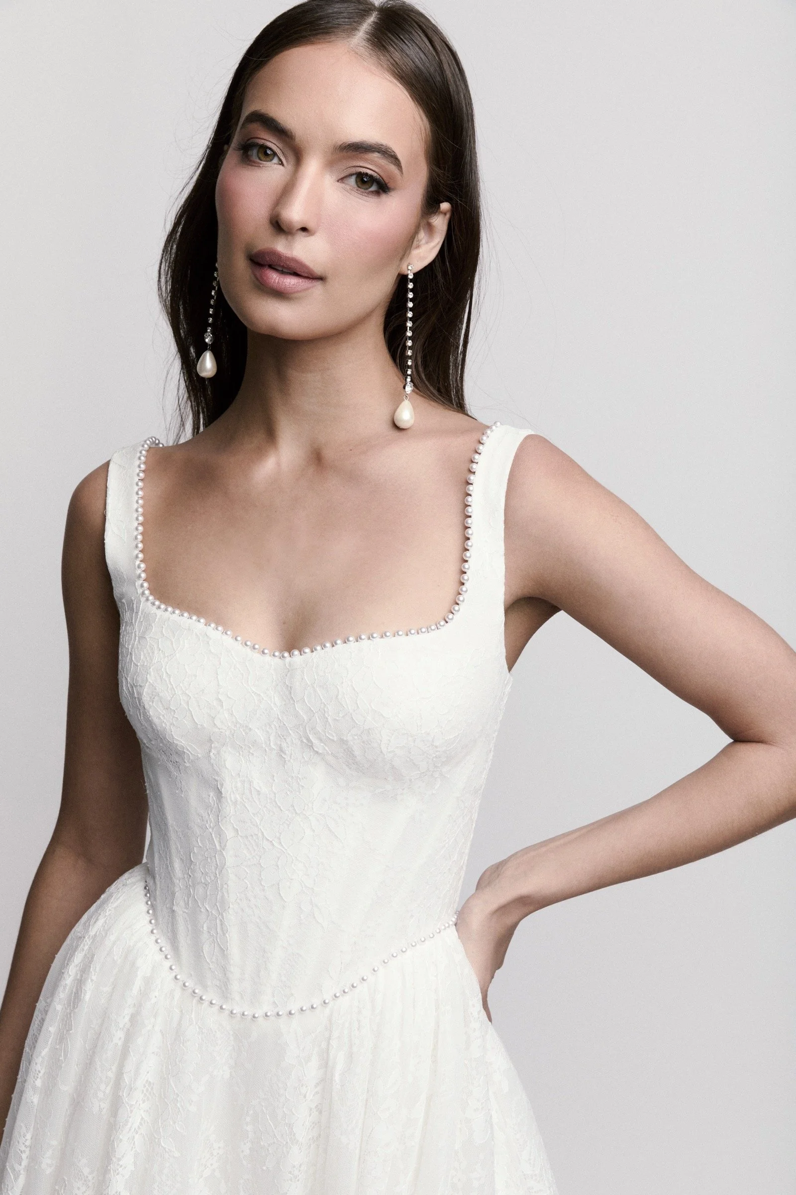 Detail des Clover Brautkleides von Watters mit Caterina Spitze und Perlen entlang der Träger