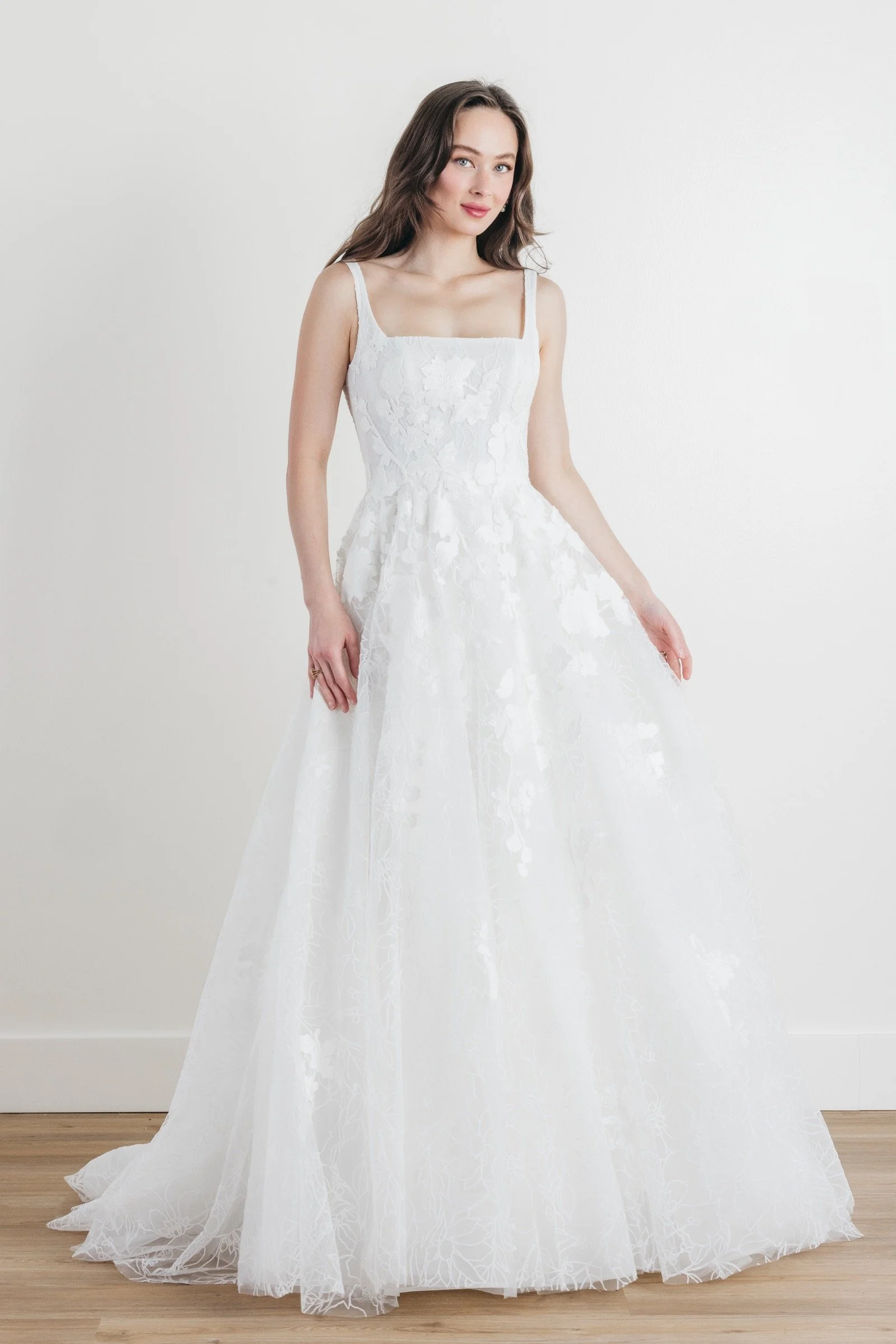 Tasha von Watters, A-Linien-Brautkleid aus Tüll mit floralem Muster und eckigem Ausschnitt
