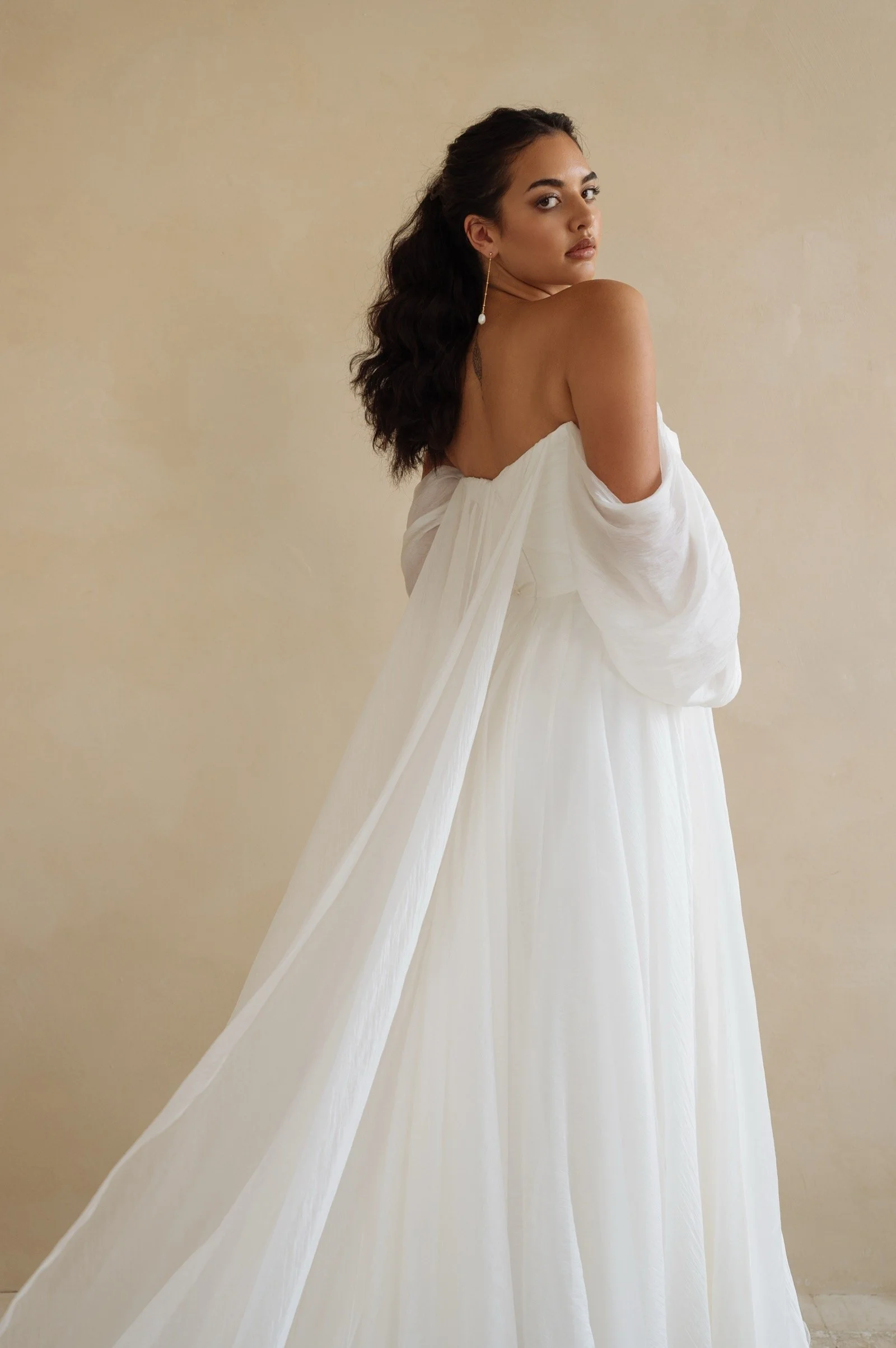 JennyYoo-Noa-Brautkleid-cape.jpeg