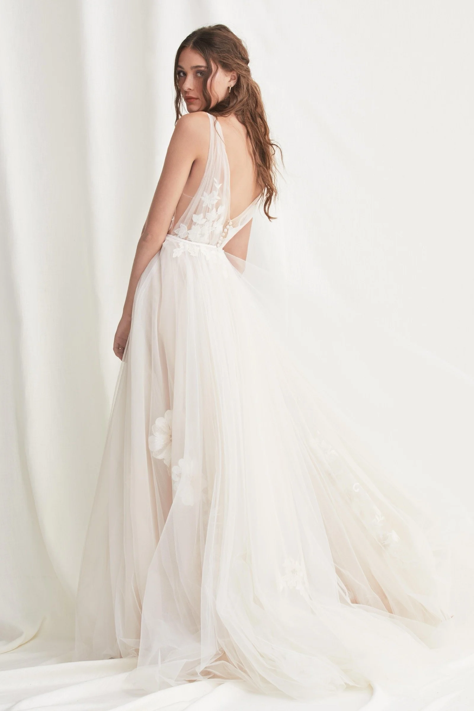     Tiefer Rückenausschnitt am A-Linien-Brautkleid Lainie von Watters