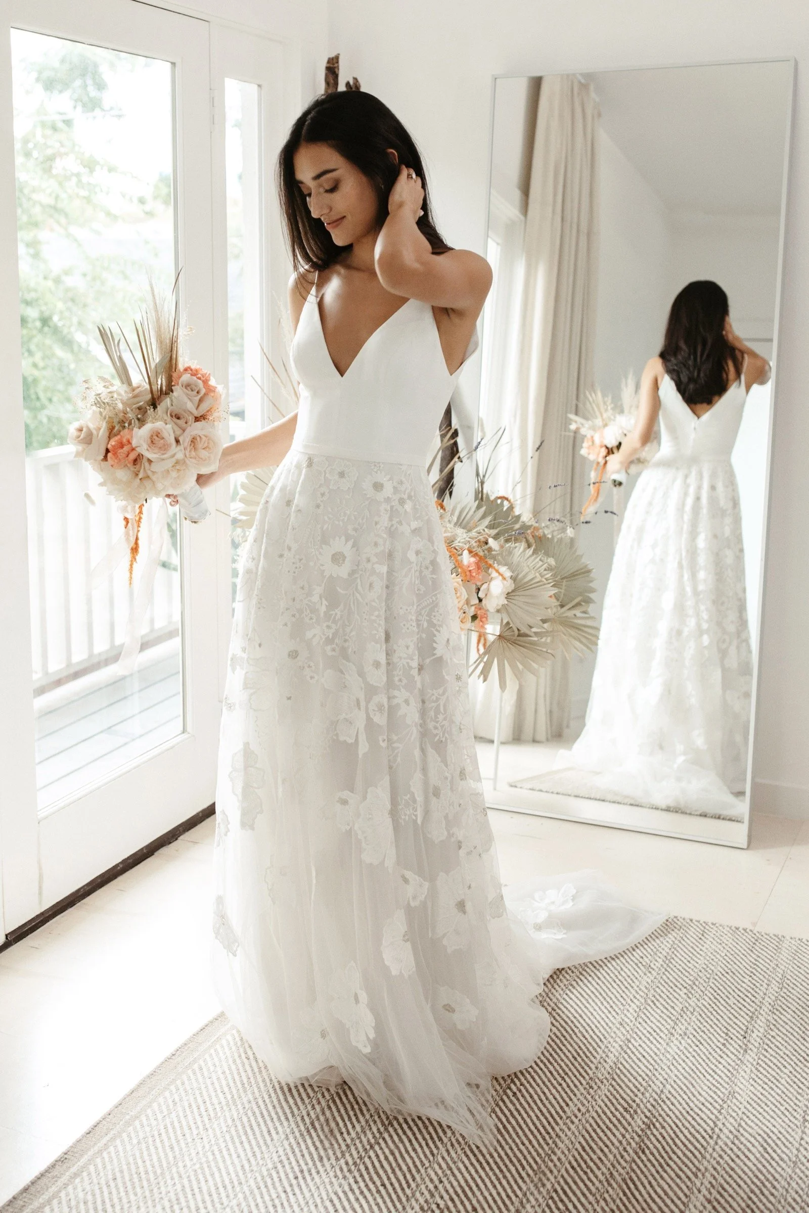     Tommie von Watters – A-Linien-Brautkleid mit cleanem Oberteil und floral besticktem Tüllrock