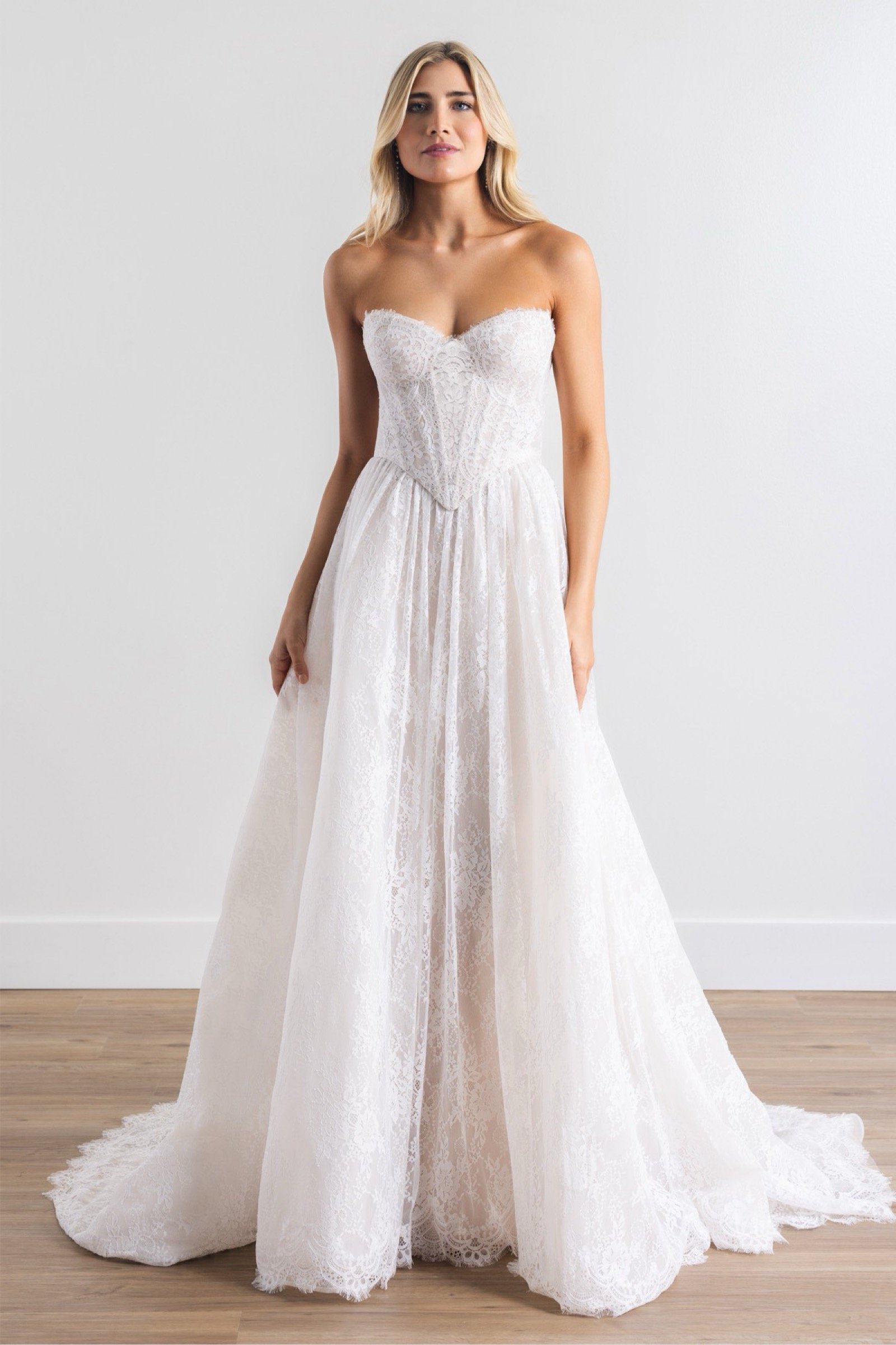 Brautkleid Charlotte von Watters als Ballkleid mit Chantilly-Spitze