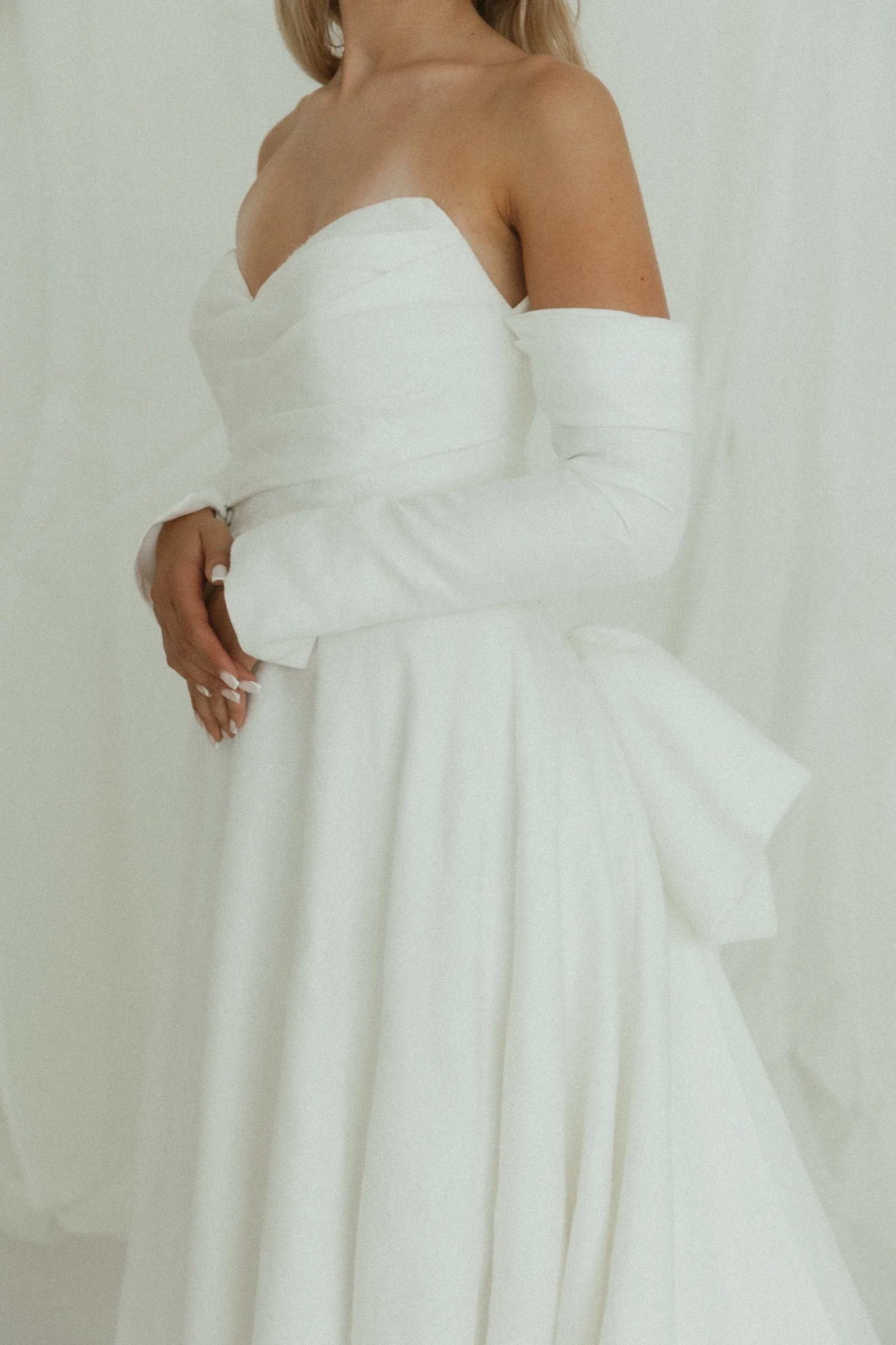 MadiLane-Liam-Brautkleid-trägerlos.jpeg