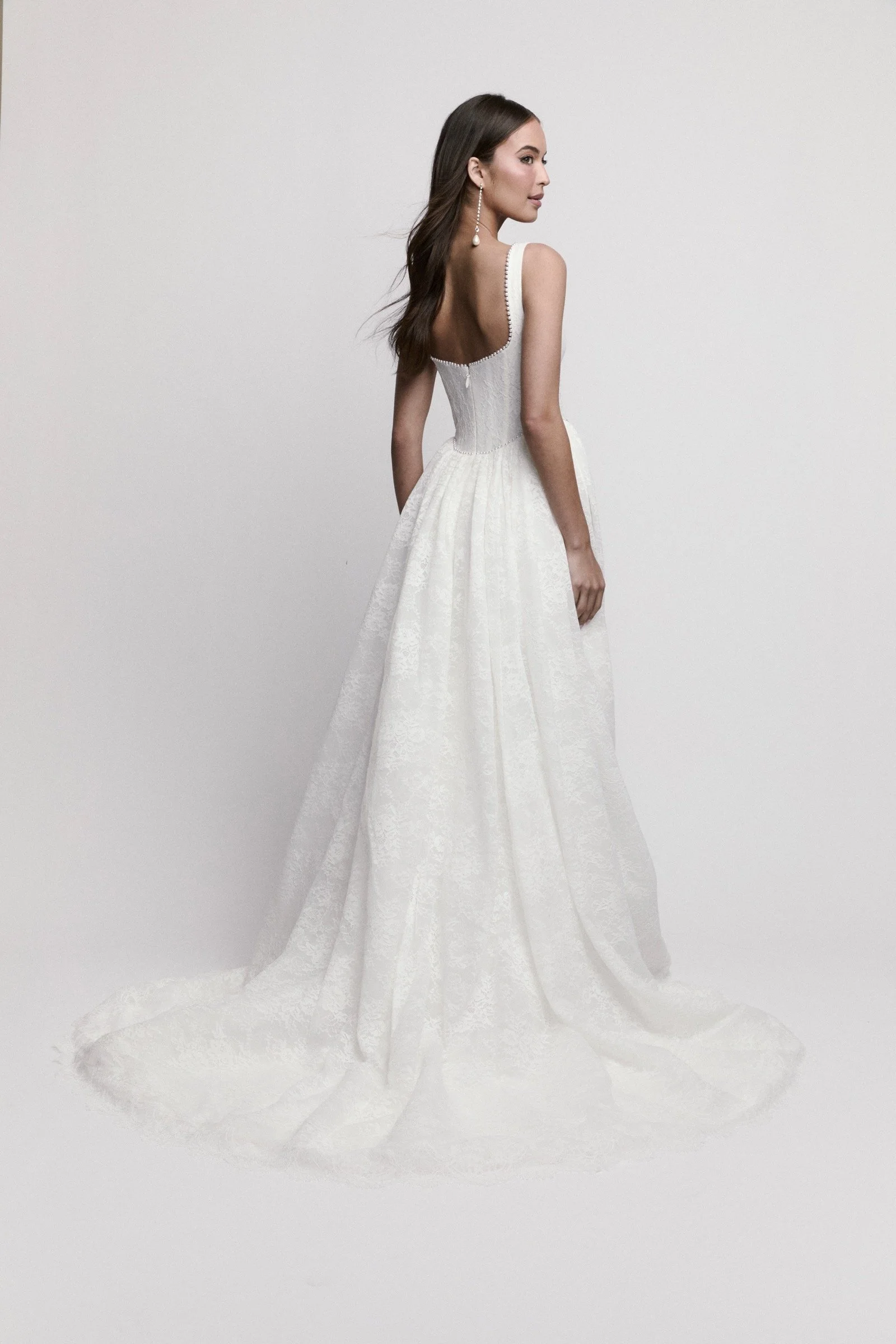 Rückenansicht des Clover Brautkleides von Watters mit A-Linien-Silhouette und Schleppe