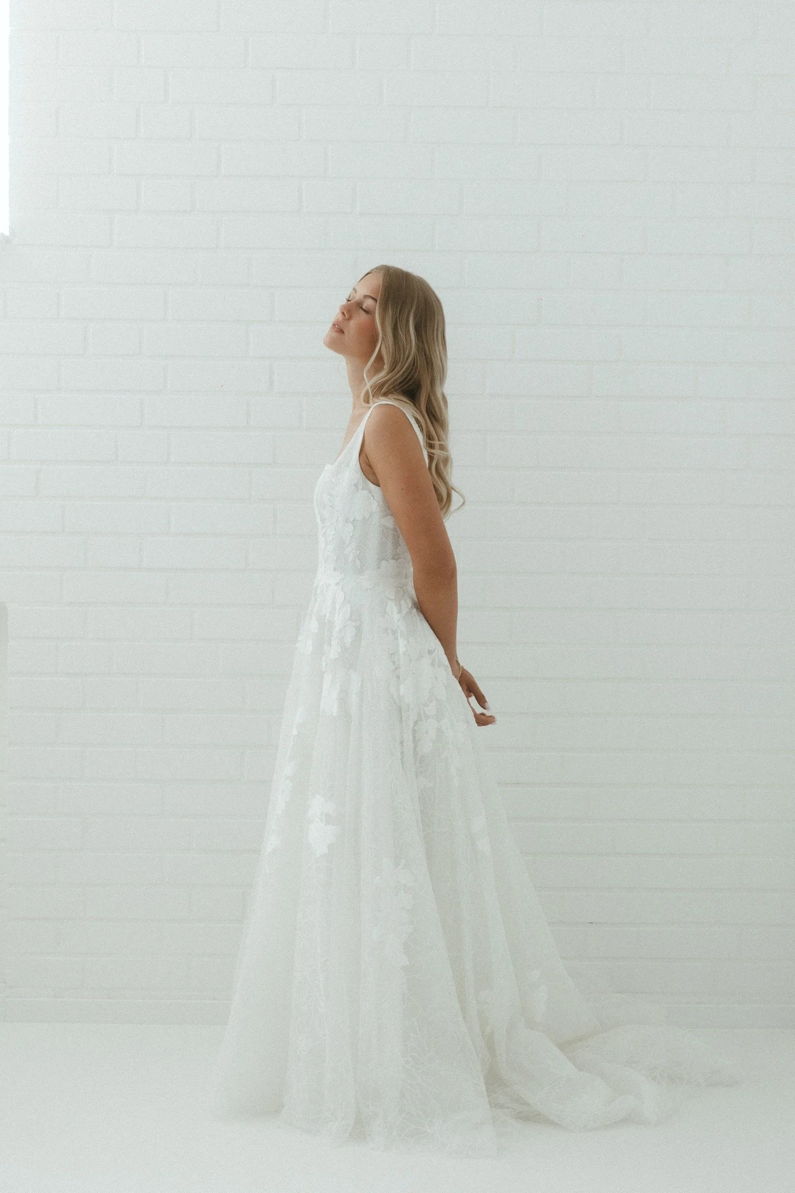 A-Linien-Silhouette des Tasha Brautkleides von Watters mit floral besticktem Tüll