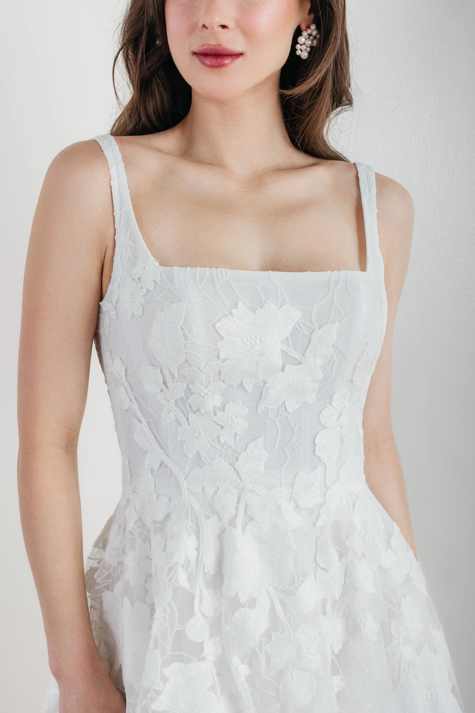 Detailansicht des Tasha Brautkleides von Watters mit floraler Stickerei auf Tüll und Garden Vector Spitze