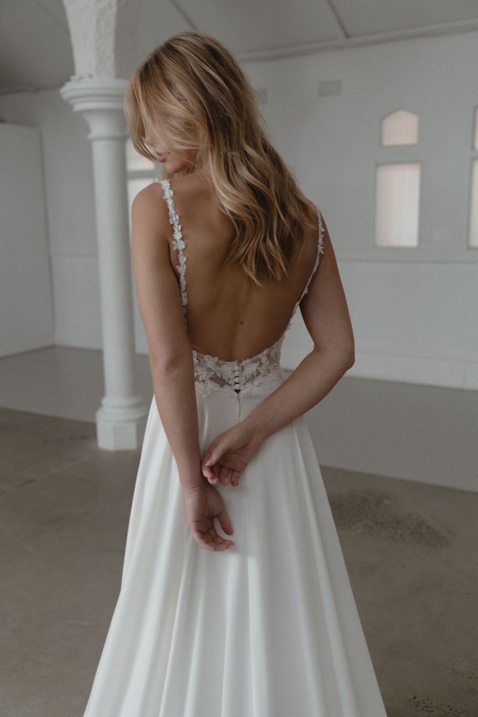     Tief angesetzter Rundrücken am minimalistischen A-Linien-Brautkleid Somerset von Madi Lane