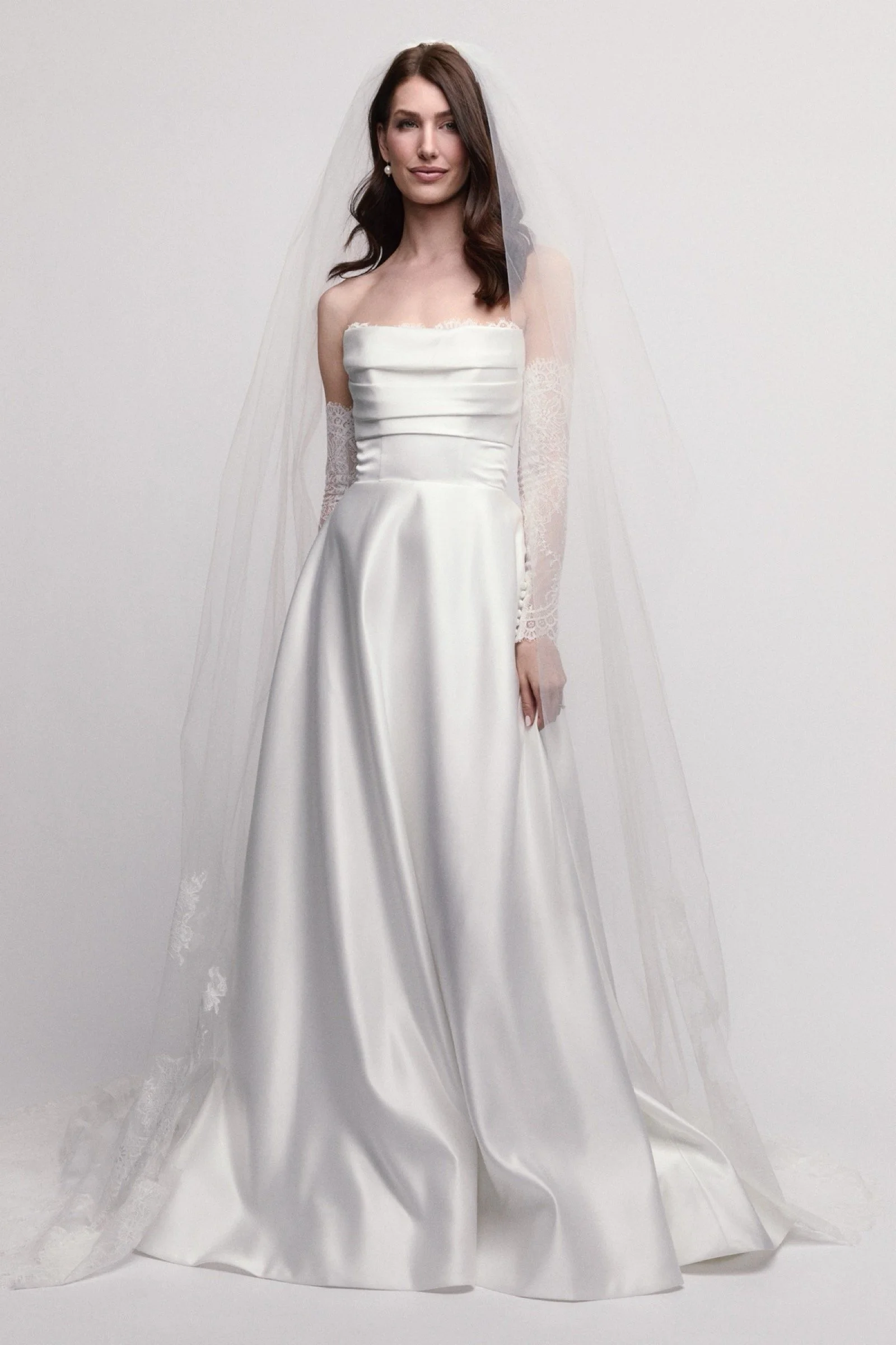 Aster von Watters, A-Linien-Brautkleid aus Satin mit geradem Ausschnitt und Chantilly-Spitzenärmeln